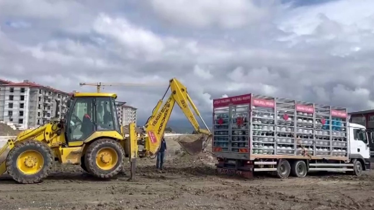 Burdur'da çamura saplanan kamyon kurtarıldı