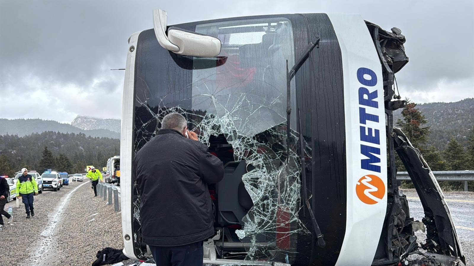 Antalya Konya Yolu Kaza Otobus Devrildi 15 Yarali1