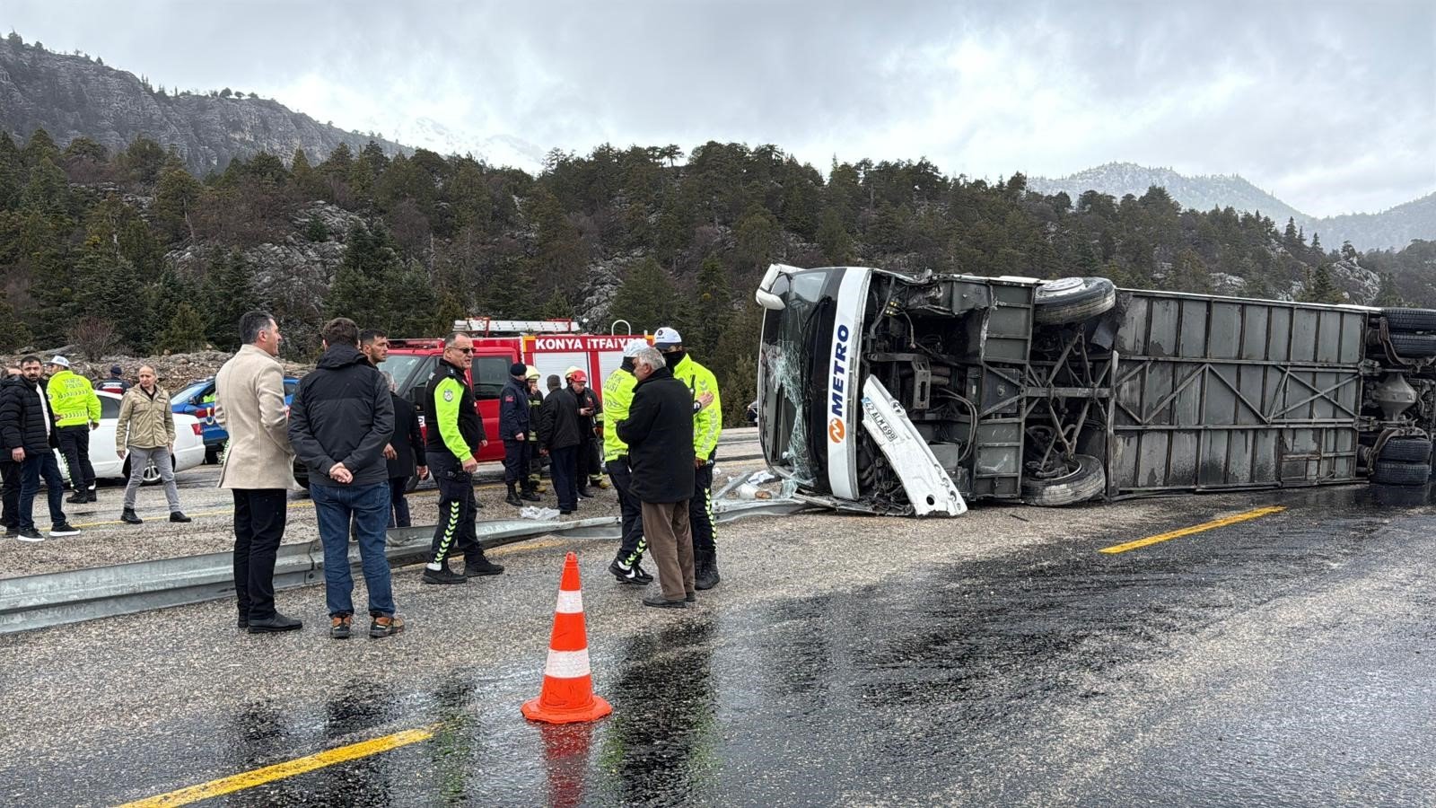 Antalya Konya Yolu Kaza Otobus Devrildi 15 Yarali2