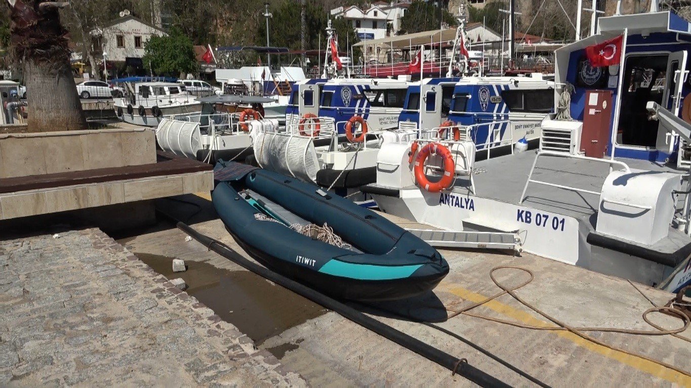 Antalya'da Denize Açıldığı Kano Devrildi3