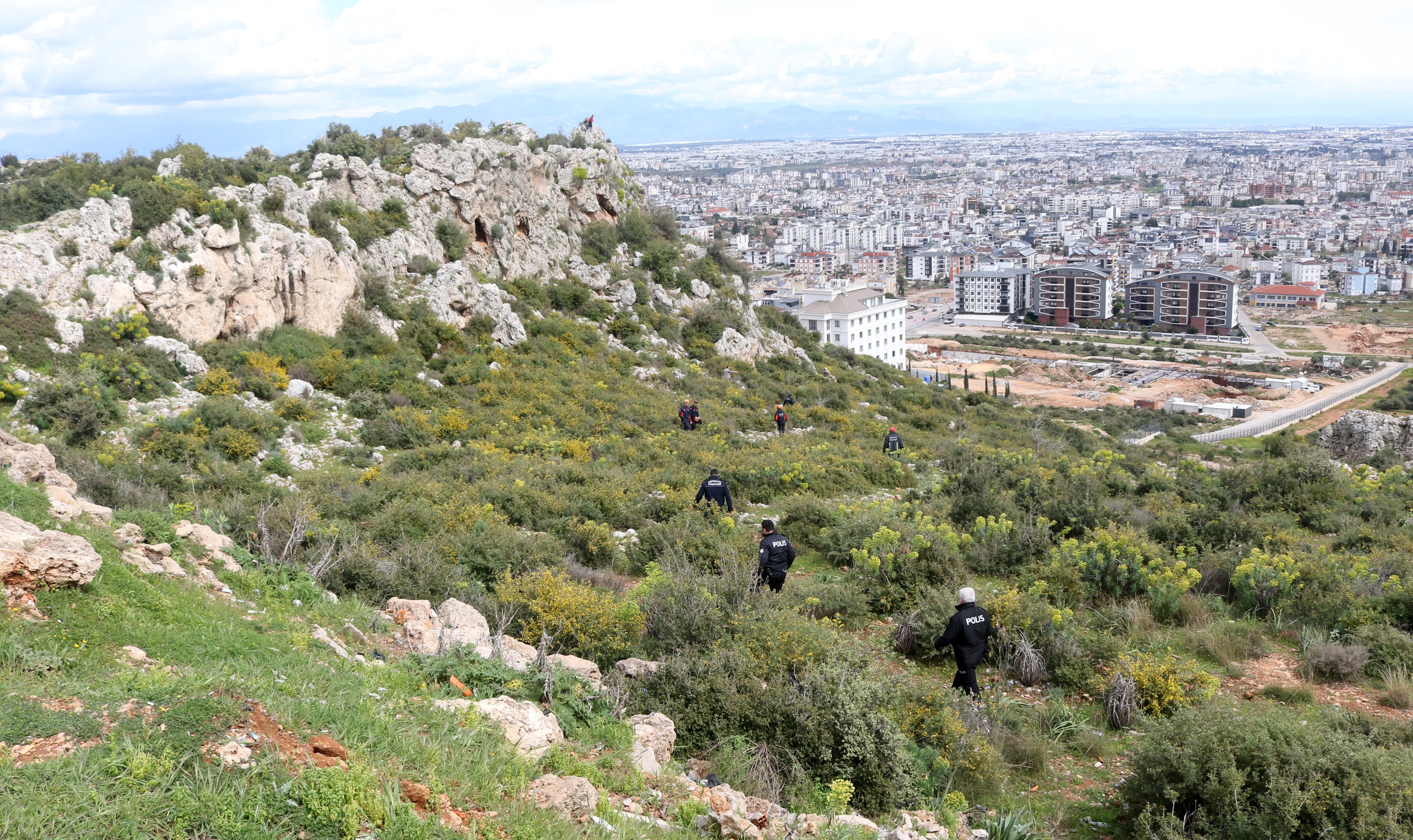 Antalya'da Genç Kadın Kayalıklardan Düştü!2