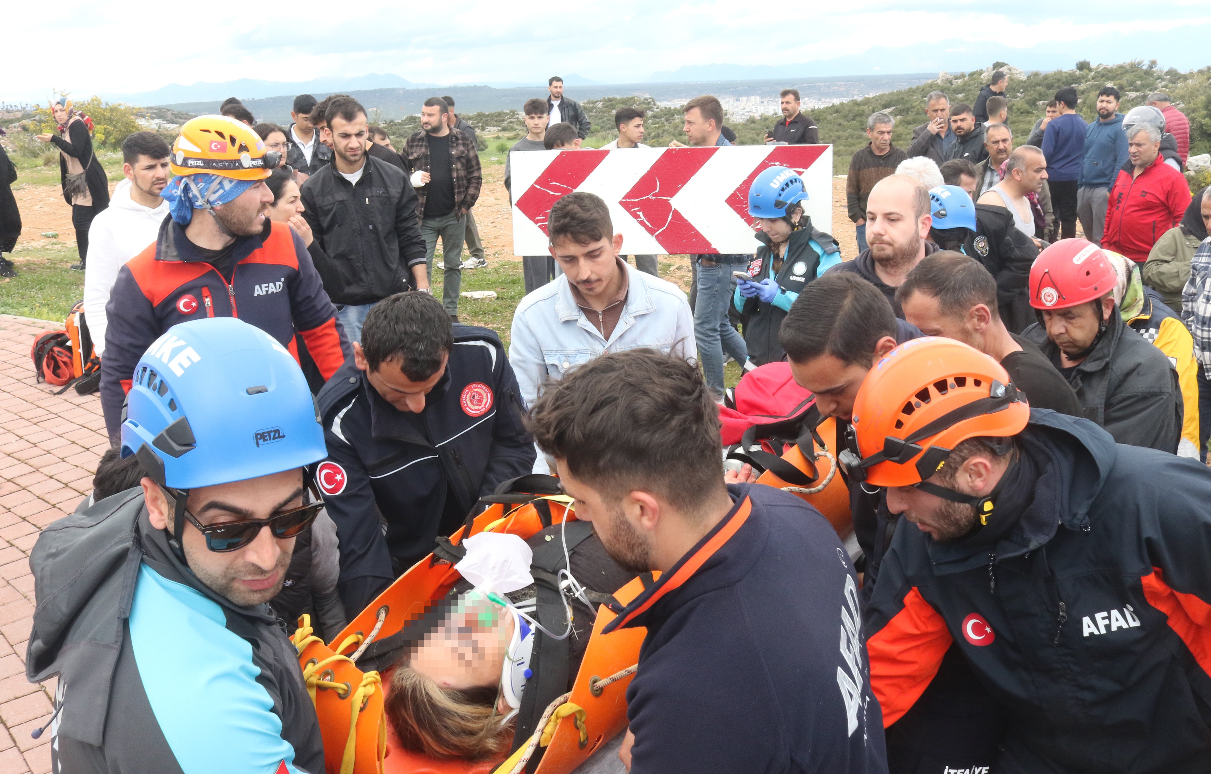 Antalya'da Genç Kadın Kayalıklardan Düştü!5