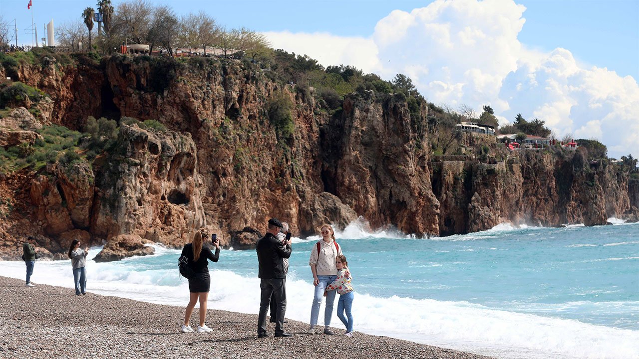 Antalyada Gunes Acti