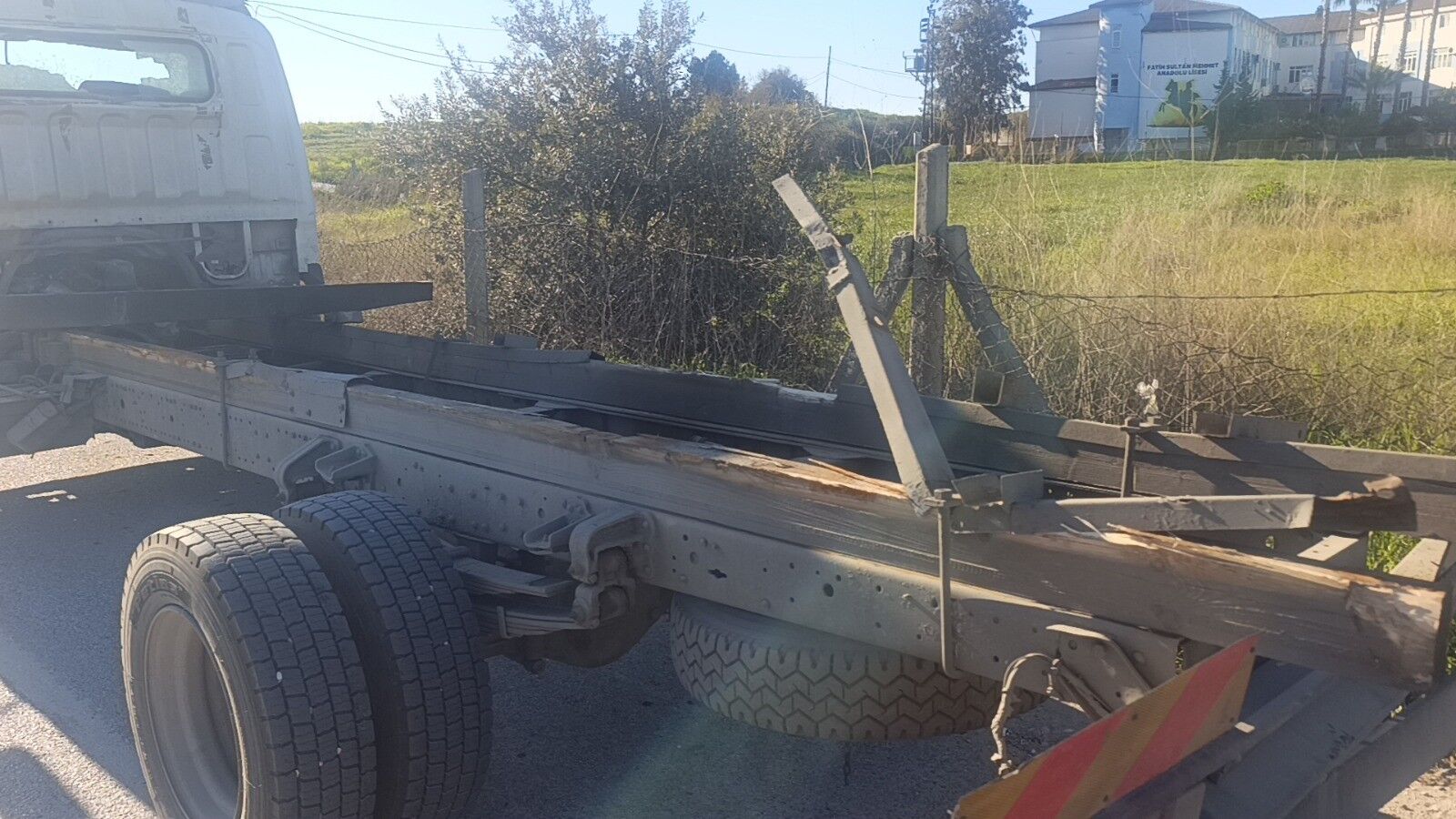 Antalya'da Kamyon Kasası Yerinden Çıktı1