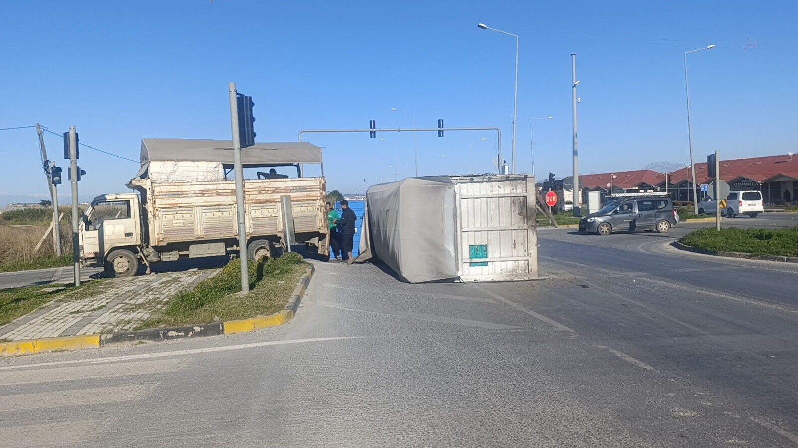 Antalya'da Kamyon Kasası Yerinden Çıktı3
