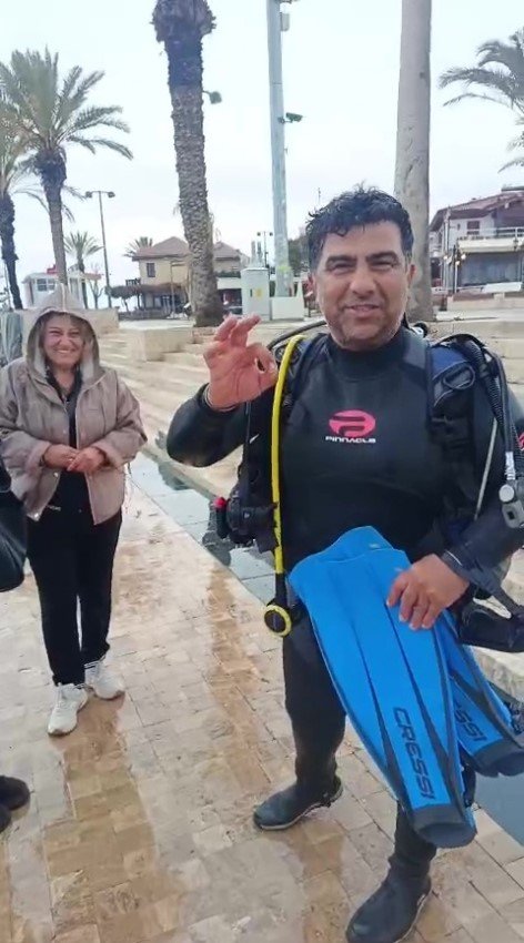 Denize Dusen Evlilik Yuzugunu Dalgic Cikardi1