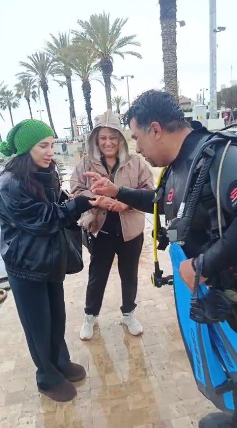 Denize Dusen Evlilik Yuzugunu Dalgic Cikardi2