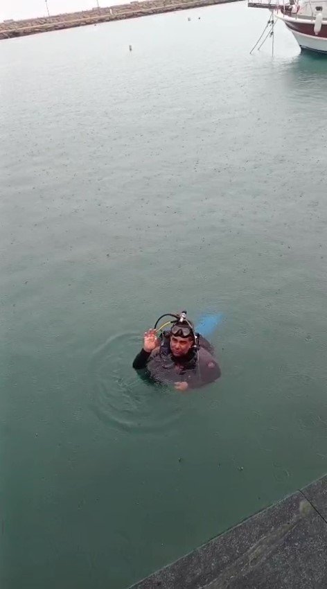 Denize Dusen Evlilik Yuzugunu Dalgic Cikardi5