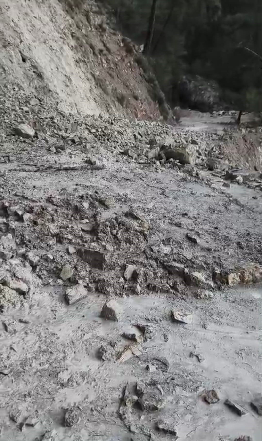 Heyelan Koy Yolu Kapandi Antalya2