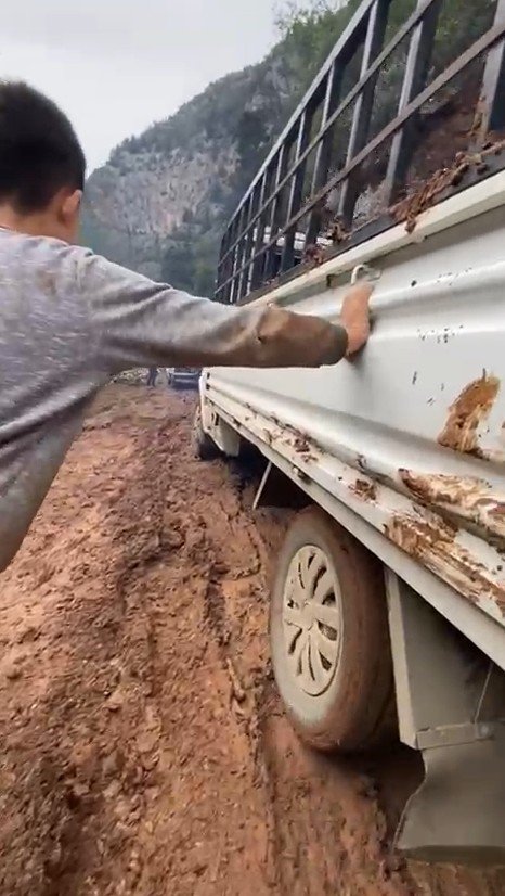 Heyelan Sonrası Yol Çamura Bulandı,2