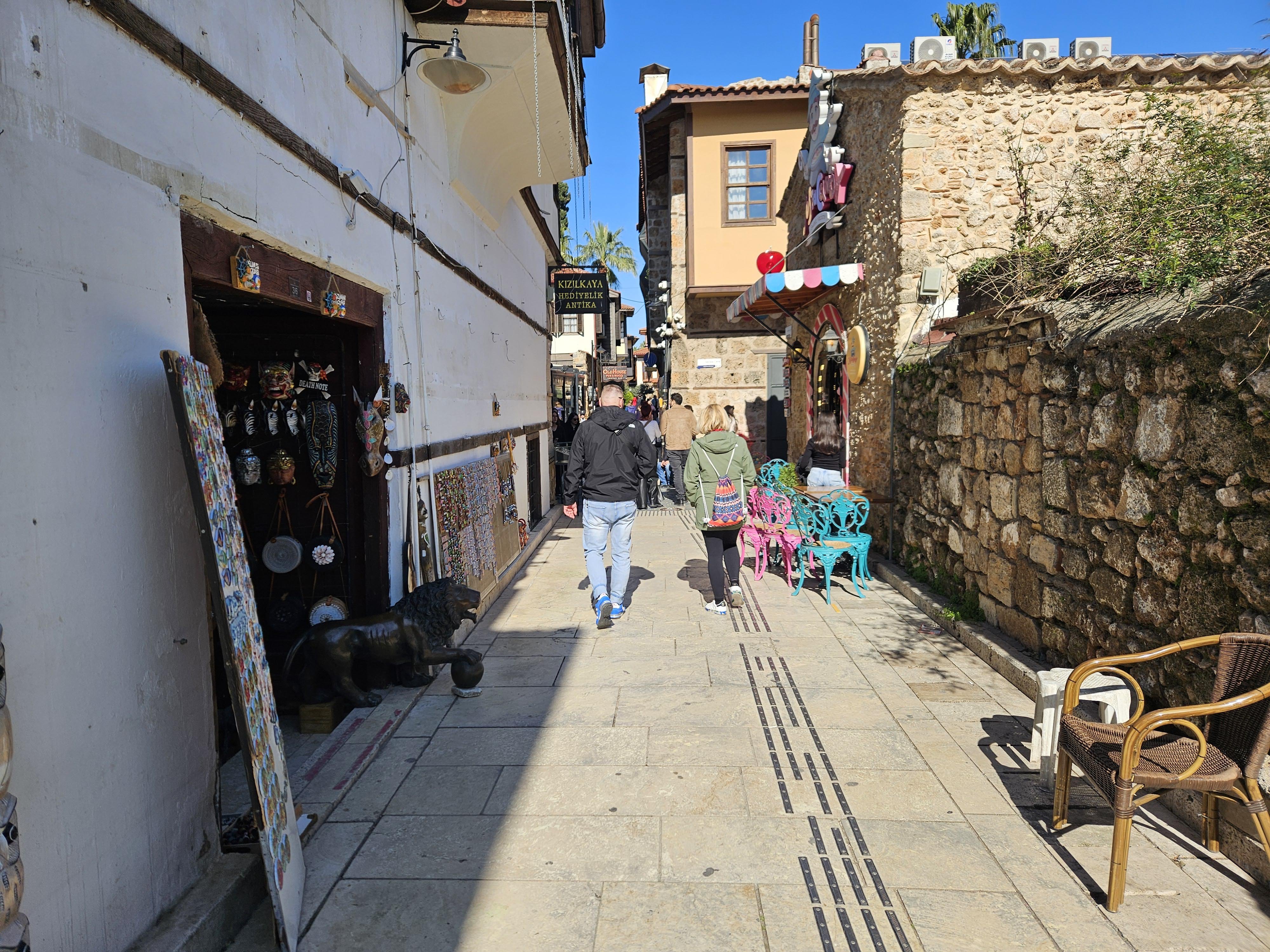 Kaleiçi’nde Tartışmalı ‘Bereket Tanrısı’ Heykeli Tarihi Semti Karıştırdı2