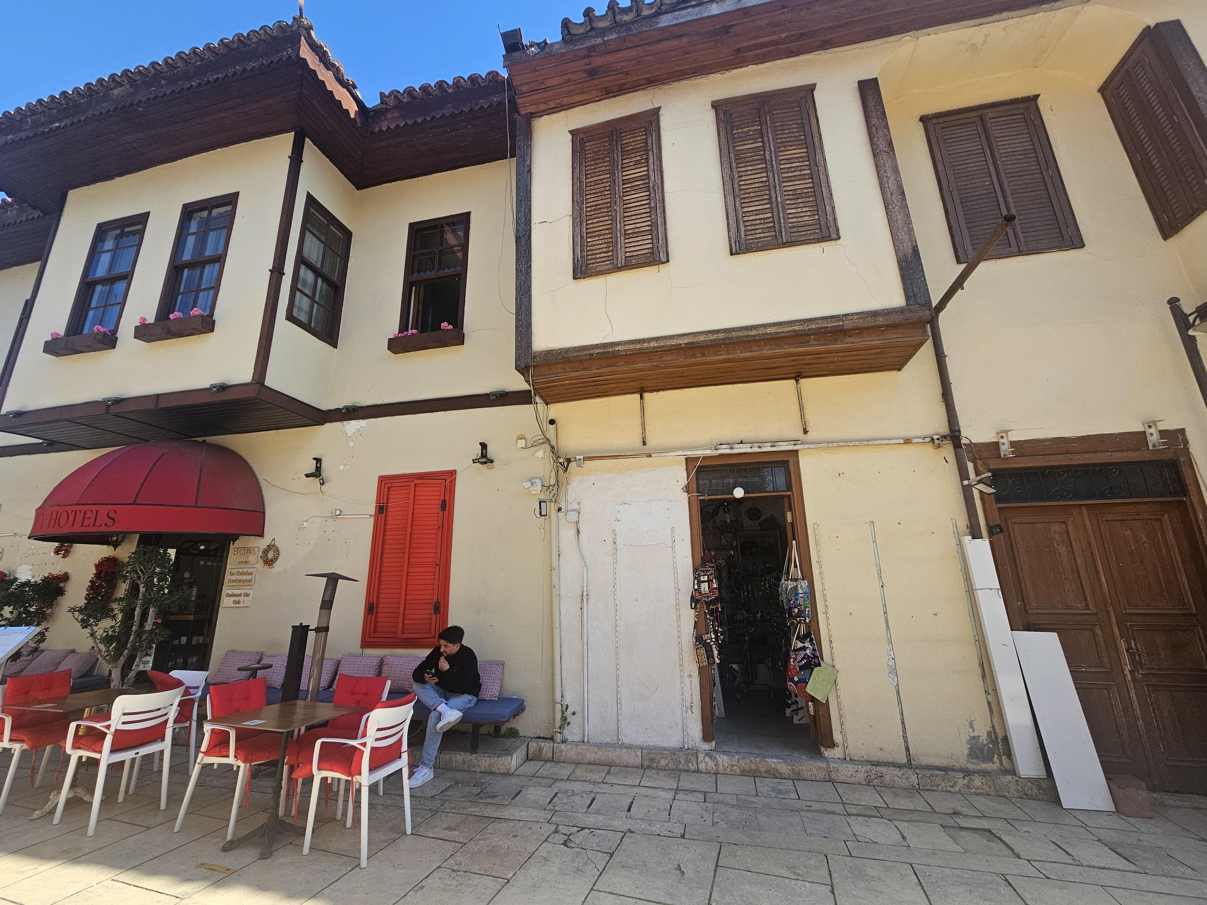 Kaleiçi’nde Tartışmalı ‘Bereket Tanrısı’ Heykeli Tarihi Semti Karıştırdı3