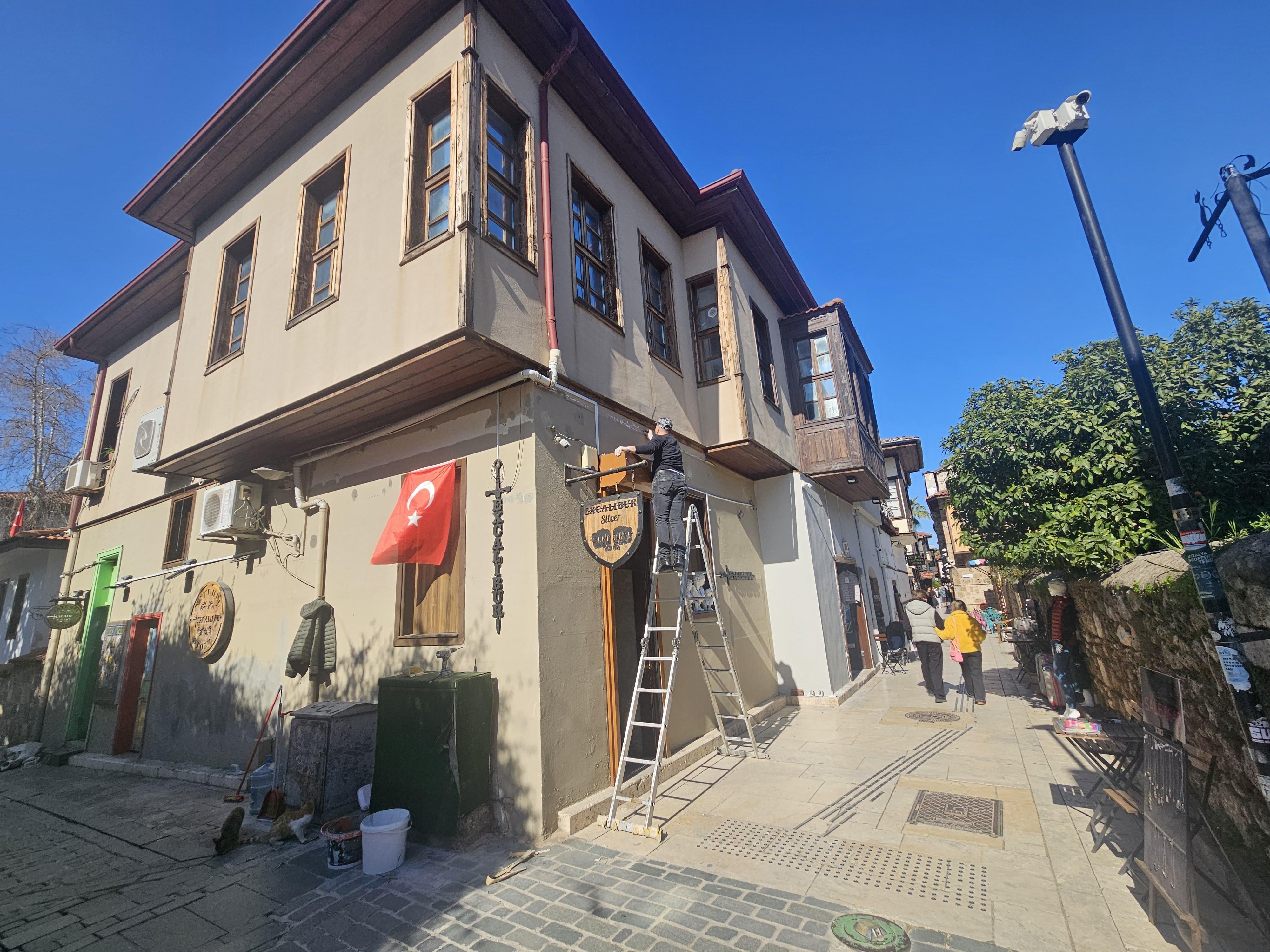 Kaleiçi’nde Tartışmalı ‘Bereket Tanrısı’ Heykeli Tarihi Semti Karıştırdı4