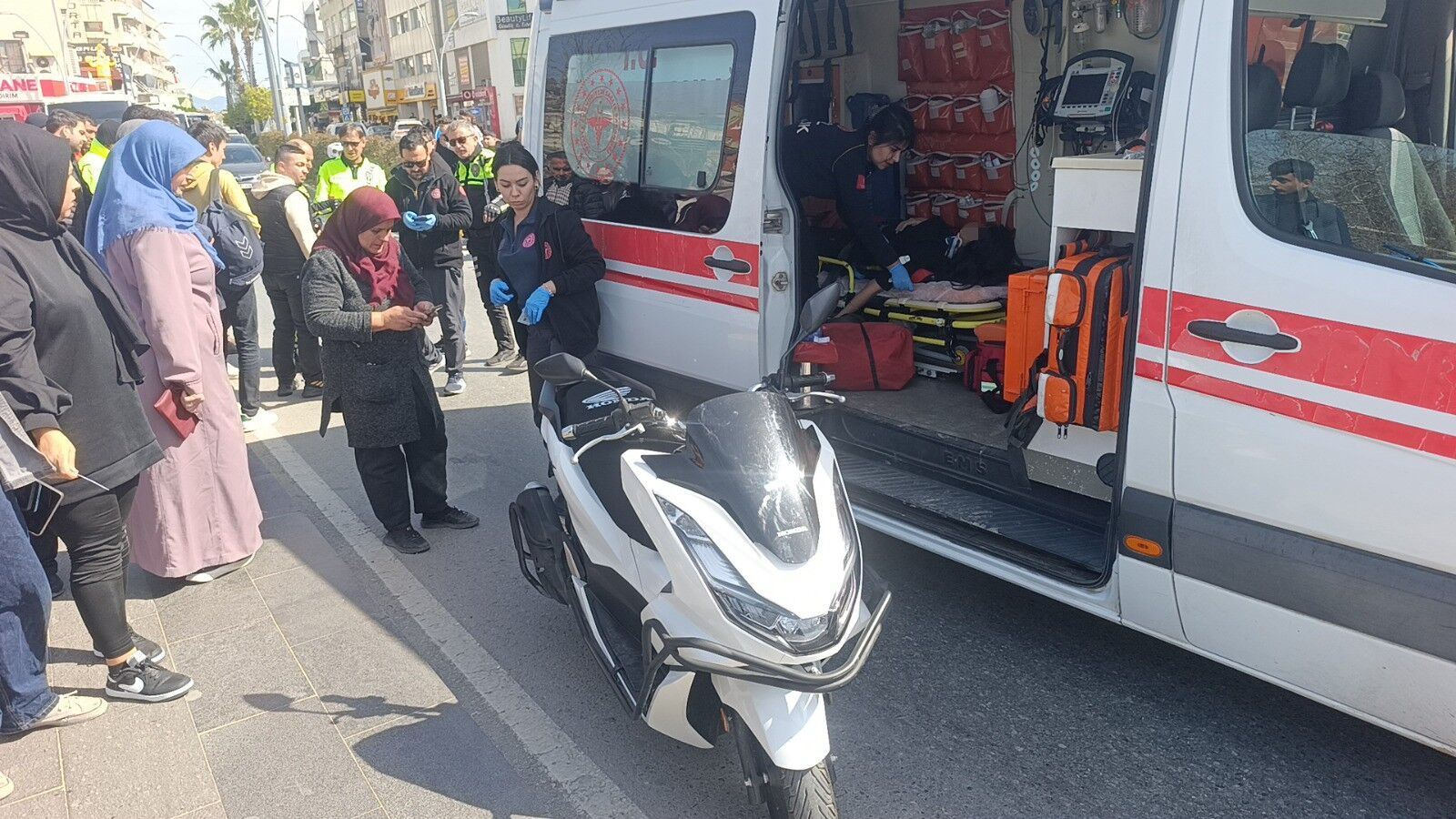 Motosikletin Çarptığı Küçük Kızı Annesi Teselli Etti1