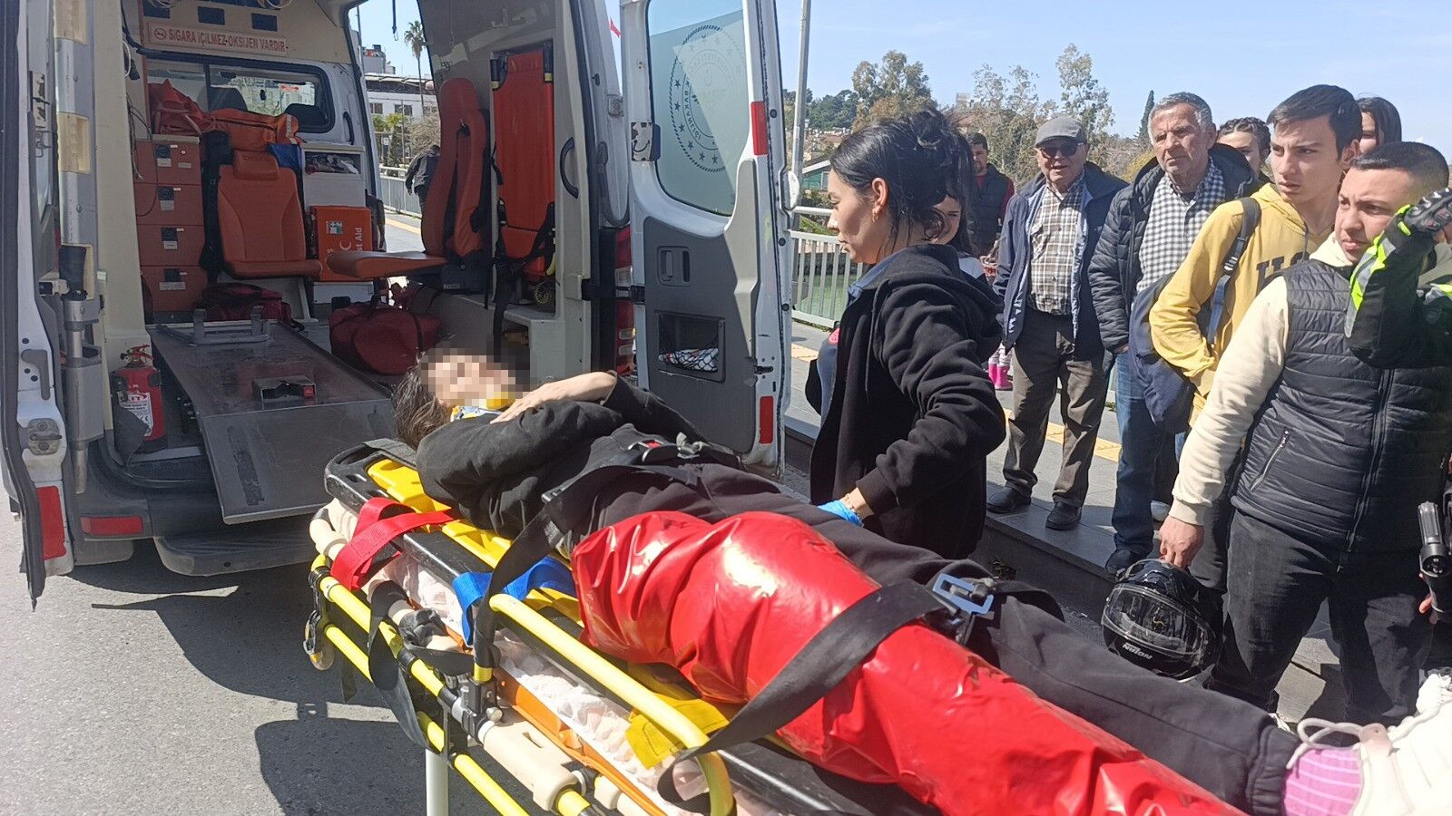 Motosikletin Çarptığı Küçük Kızı Annesi Teselli Etti3