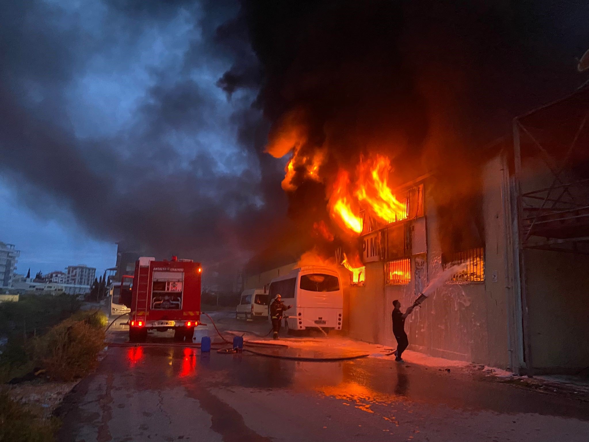 Serik Insaat Deposu Yangin 1