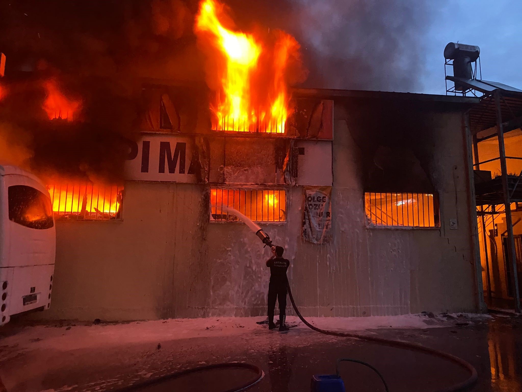 Serik Insaat Deposu Yangin 3