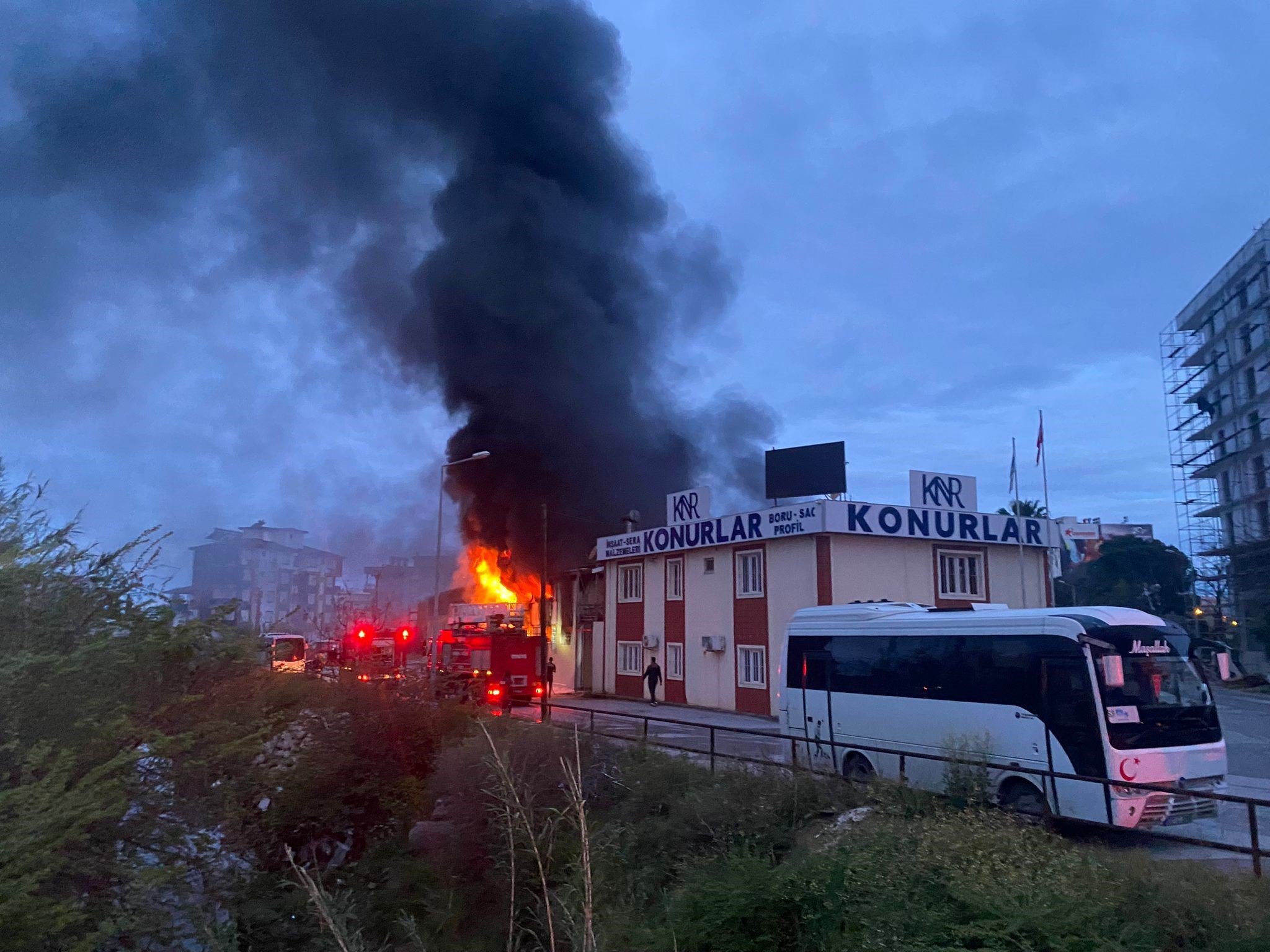 Serik Insaat Deposu Yangin 4