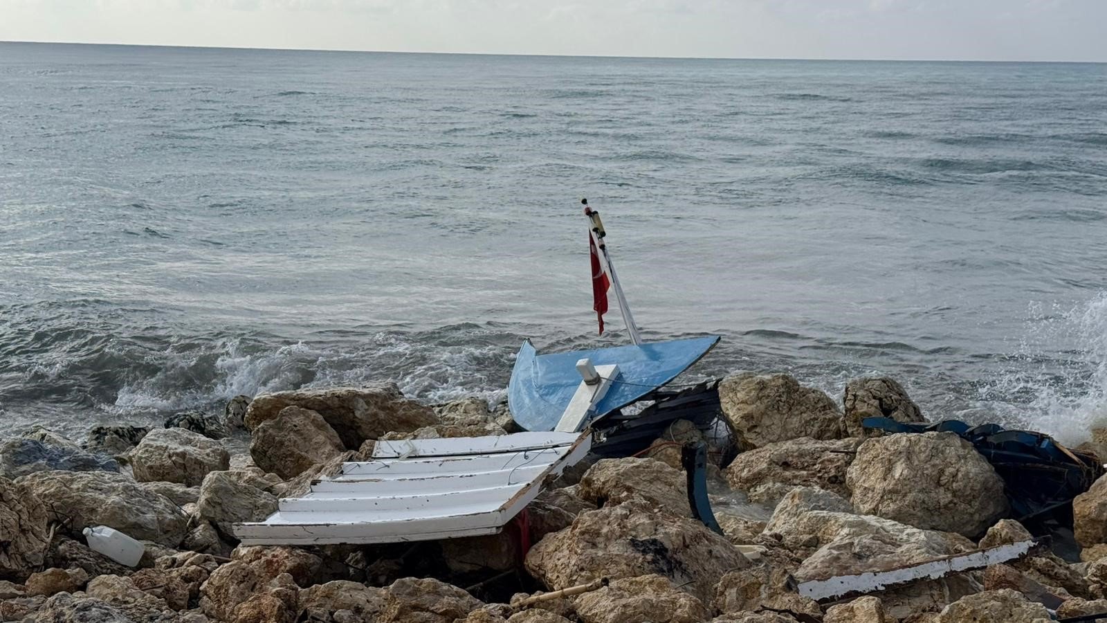 Tekne Kayalıklara Çarpıp Paramparça Oldu