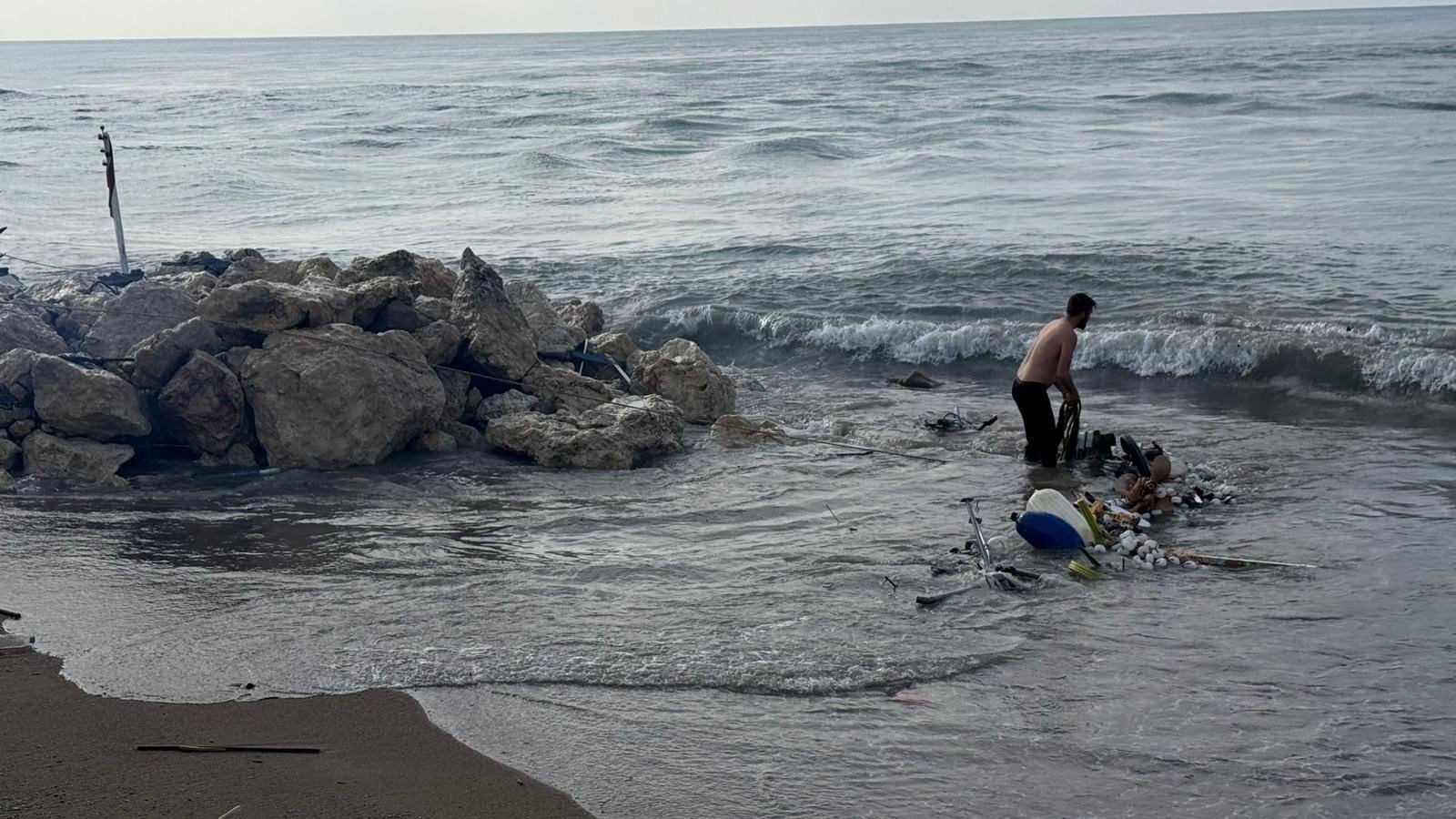 Tekne Kayalıklara Çarpıp Paramparça Oldu1