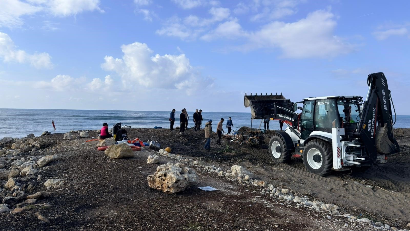 Tekne Kayalıklara Çarpıp Paramparça Oldu2