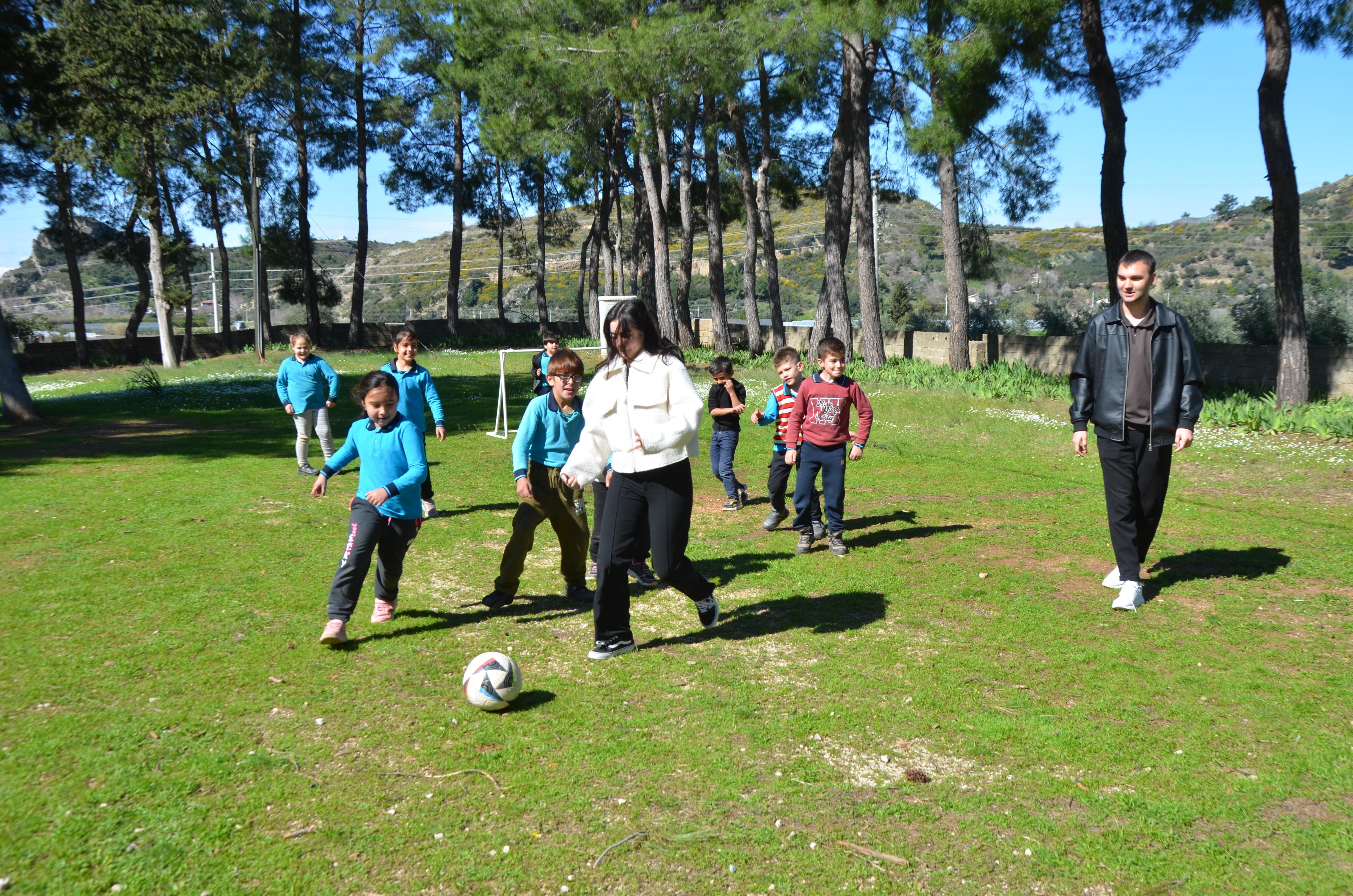 Üniversite Öğrencileri Ilkokulun Kapılarını Boyadı3