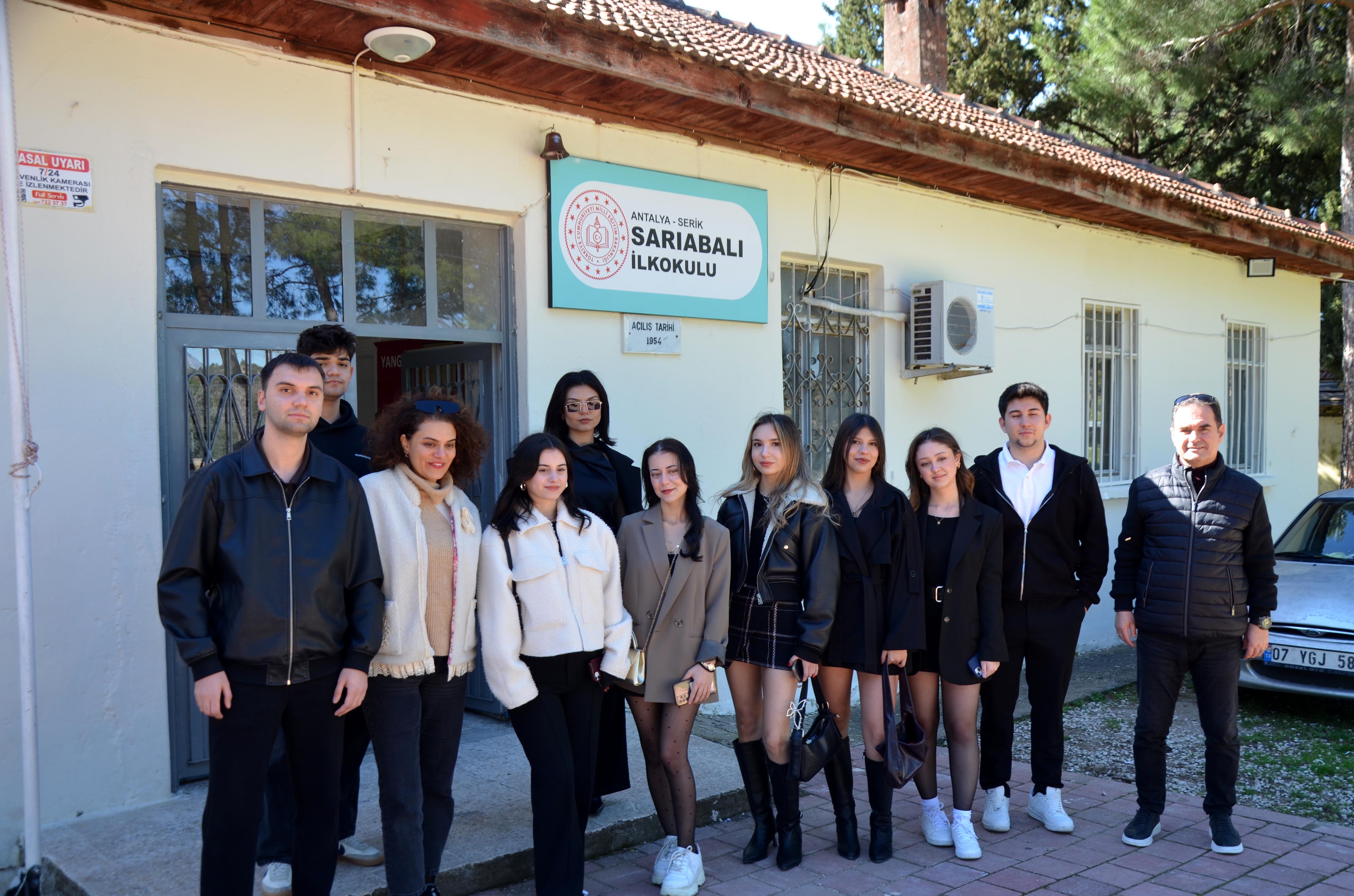 Üniversite Öğrencileri Ilkokulun Kapılarını Boyadı4