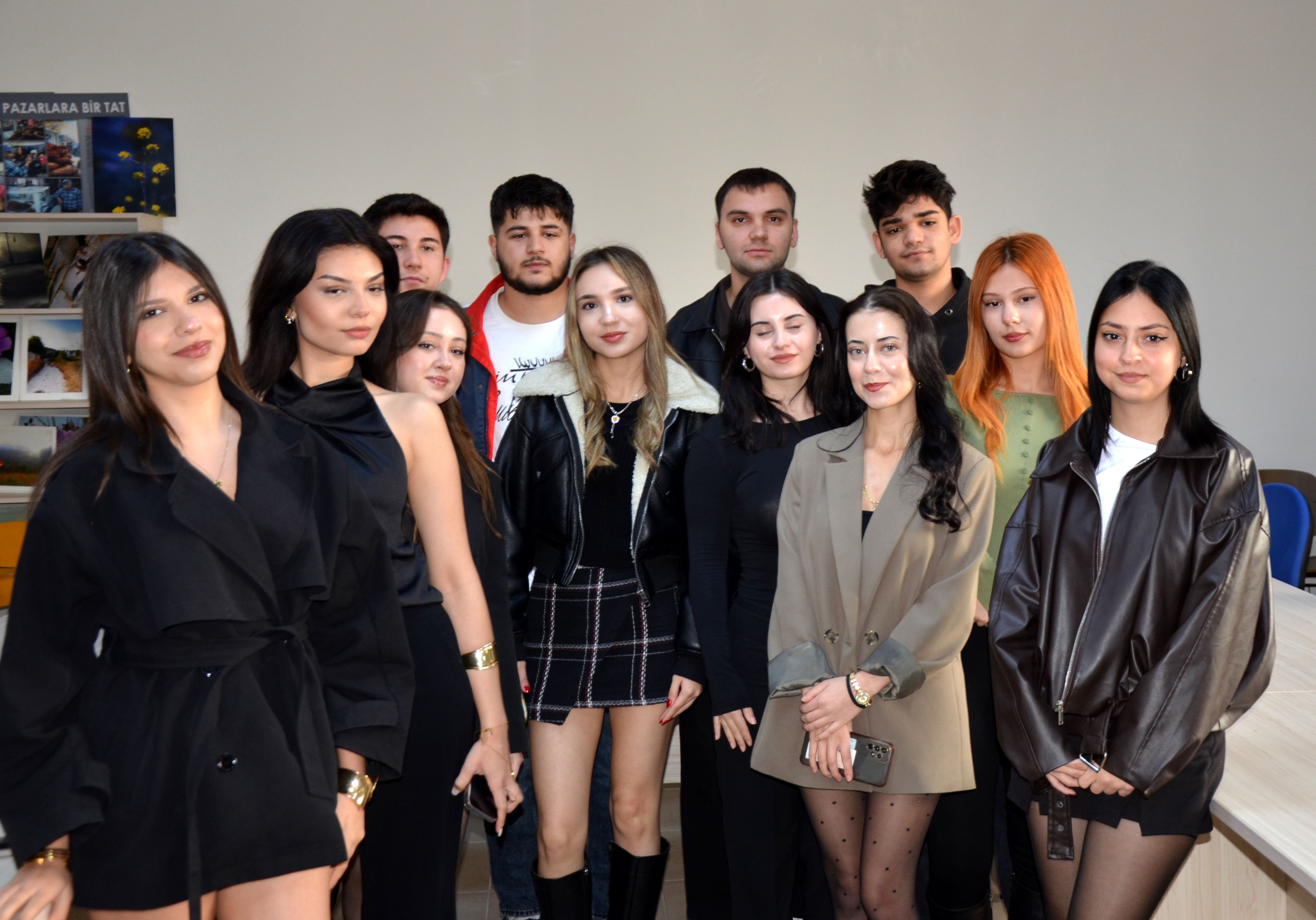 Üniversite Öğrencileri Ilkokulun Kapılarını Boyadı5