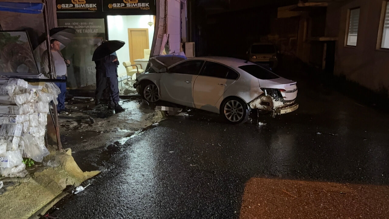 Otomobil Iş Yerine Daldı2