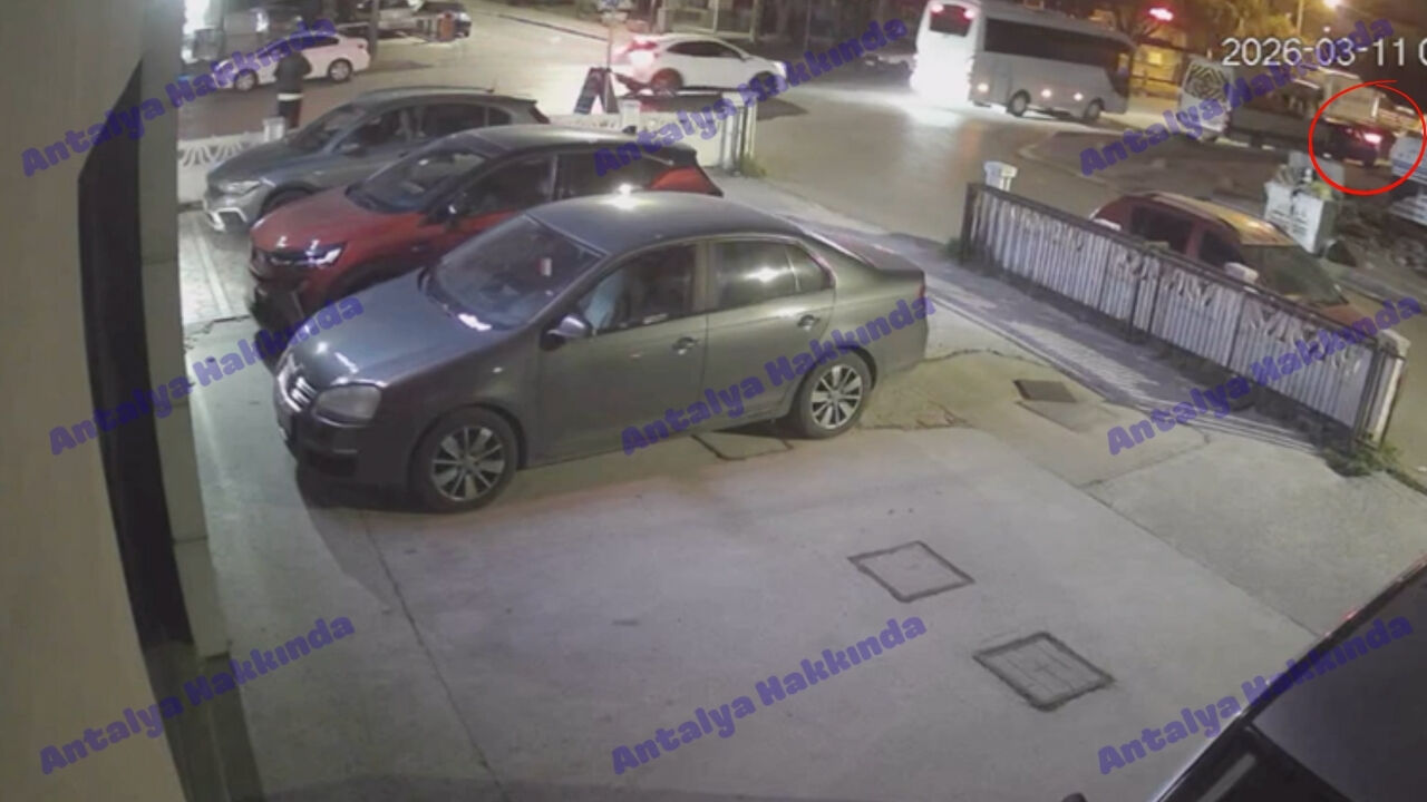 Servise Çarpıp Kaçtı Antalya