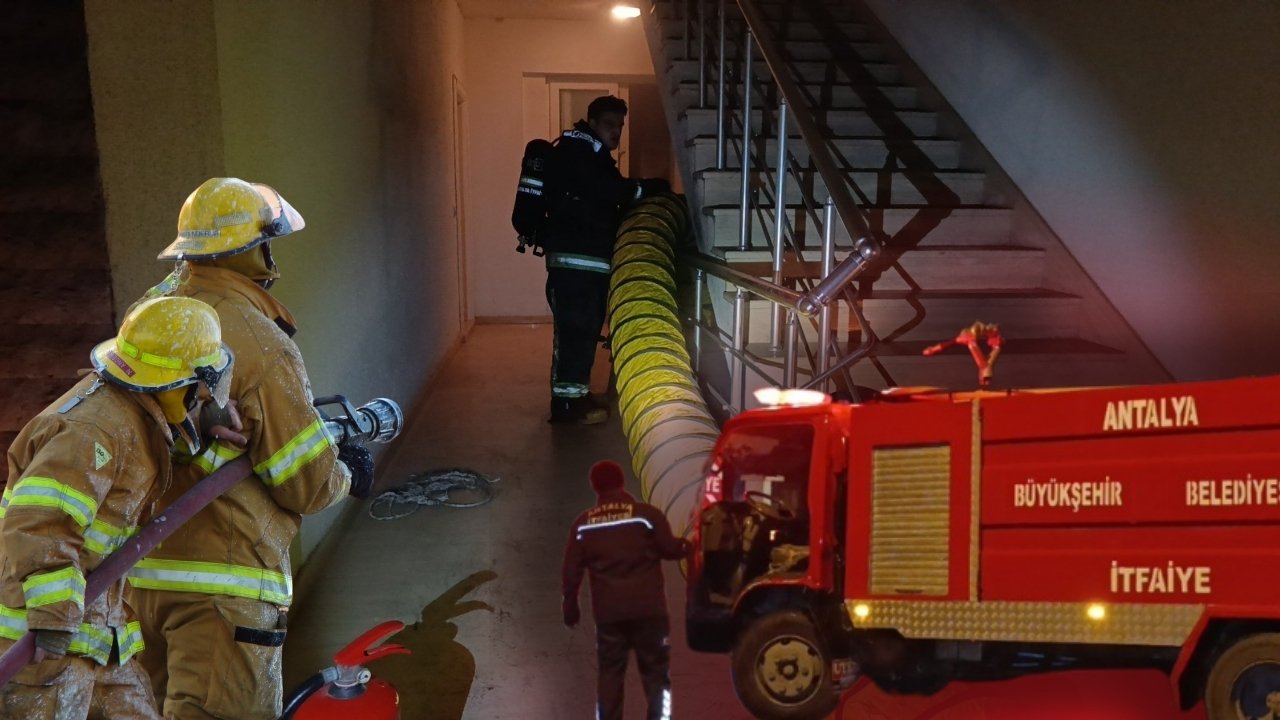 Antalya'da site içerisinde depo yandı!