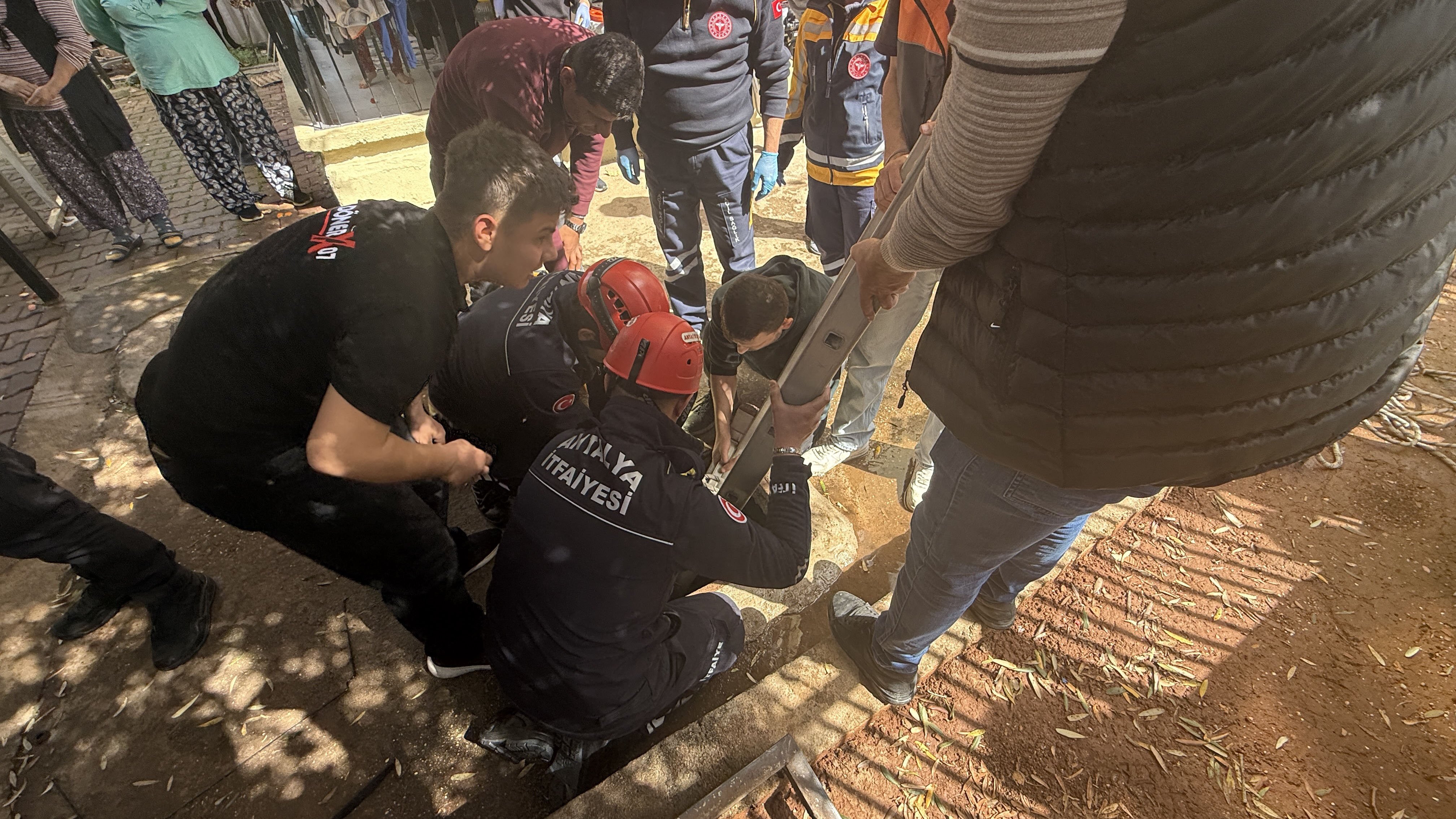 10 Yaşındaki Çocuk 7 Metrelik Foseptiğe Düştü10