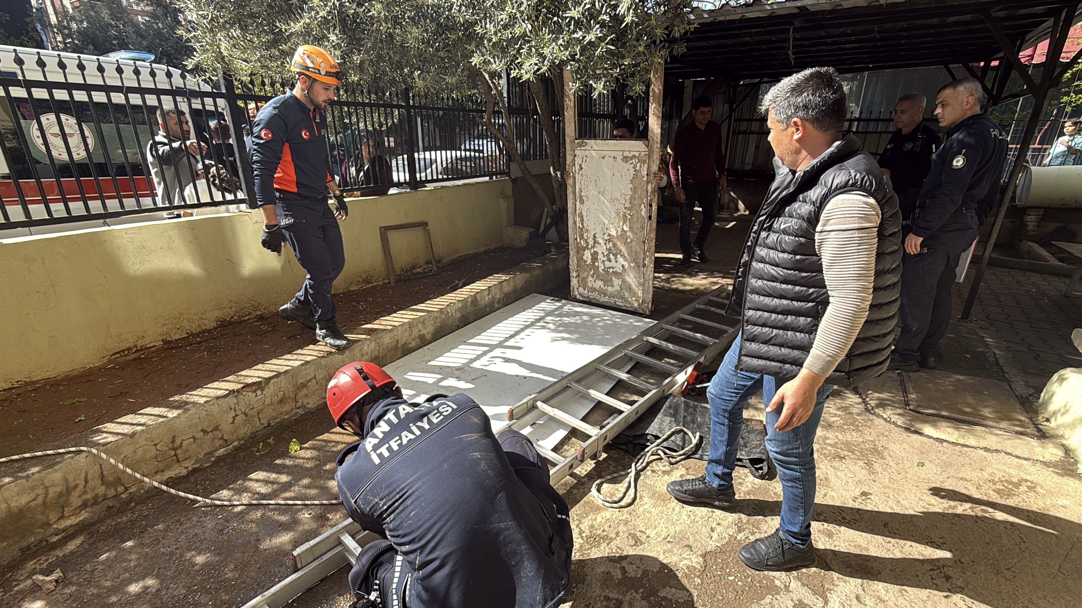 10 Yaşındaki Çocuk 7 Metrelik Foseptiğe Düştü6