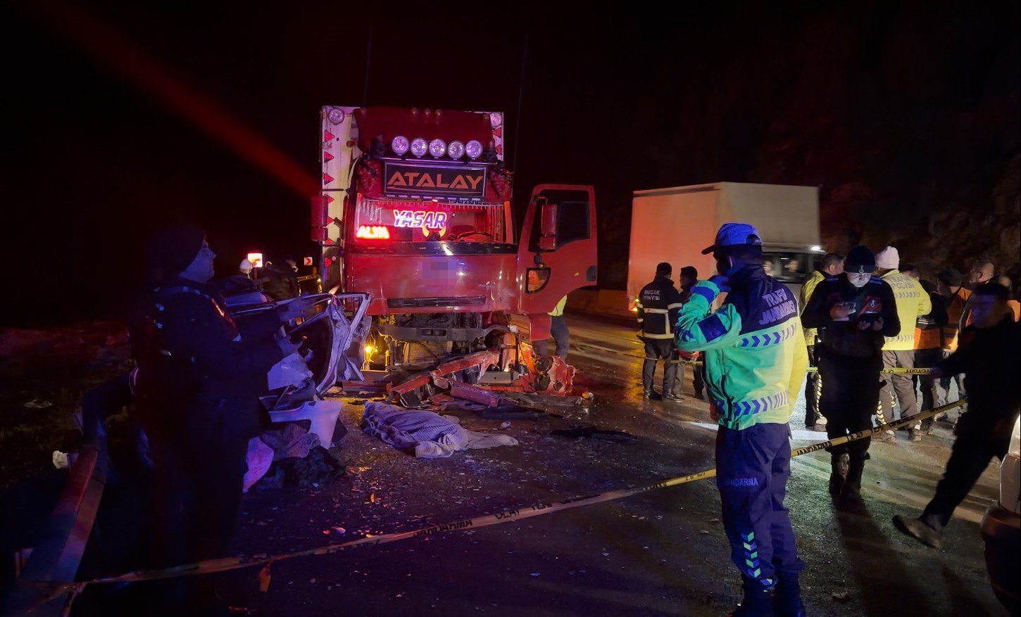 Antalya Kara Yolunda Feci Kaza Anneyi Çocuklarından Ayırdı3