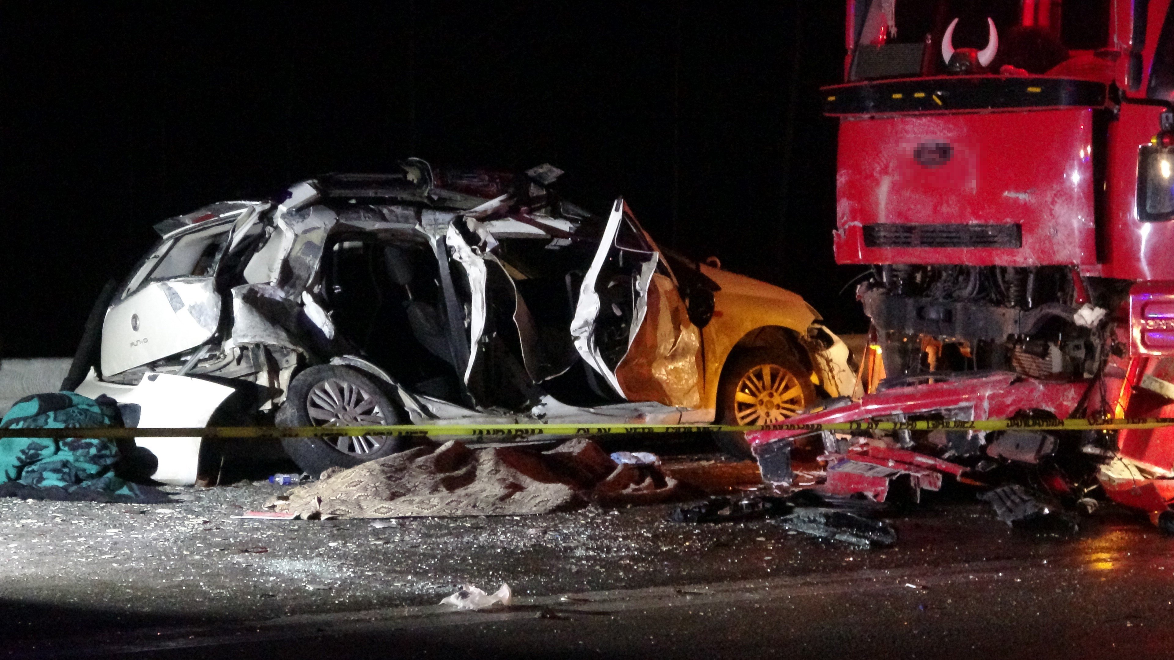 Antalya Kara Yolunda Feci Kaza Anneyi Çocuklarından Ayırdı4