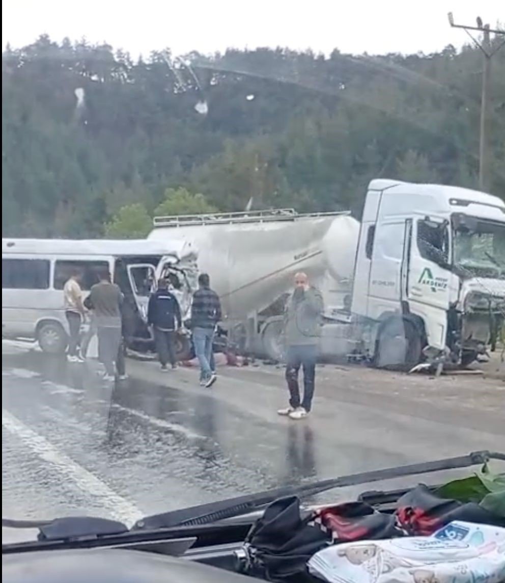 Antalya Kara Yolunda Feci Kaza2