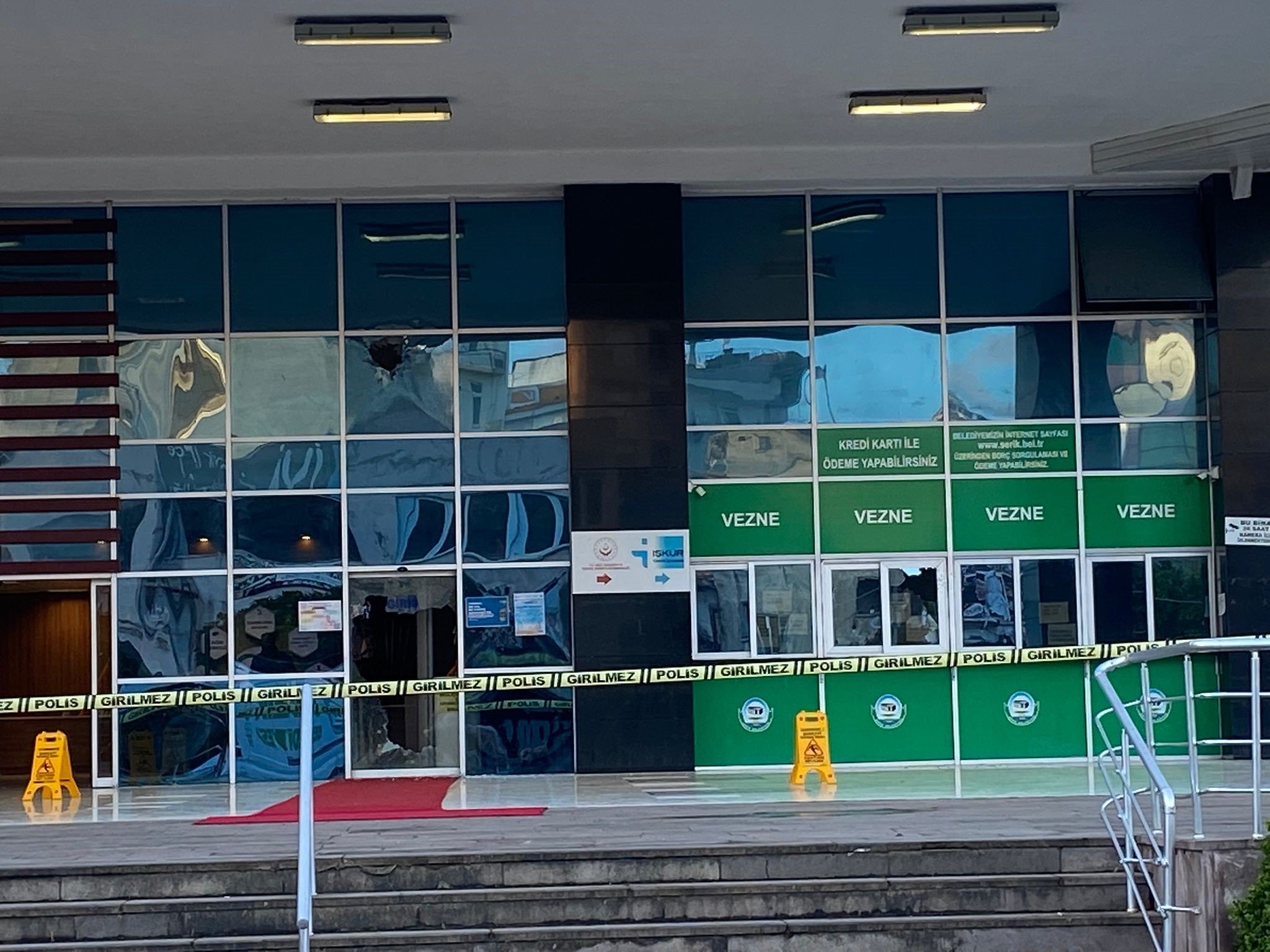 Antalya'da Belediye Binasına Silahlı Saldırı2