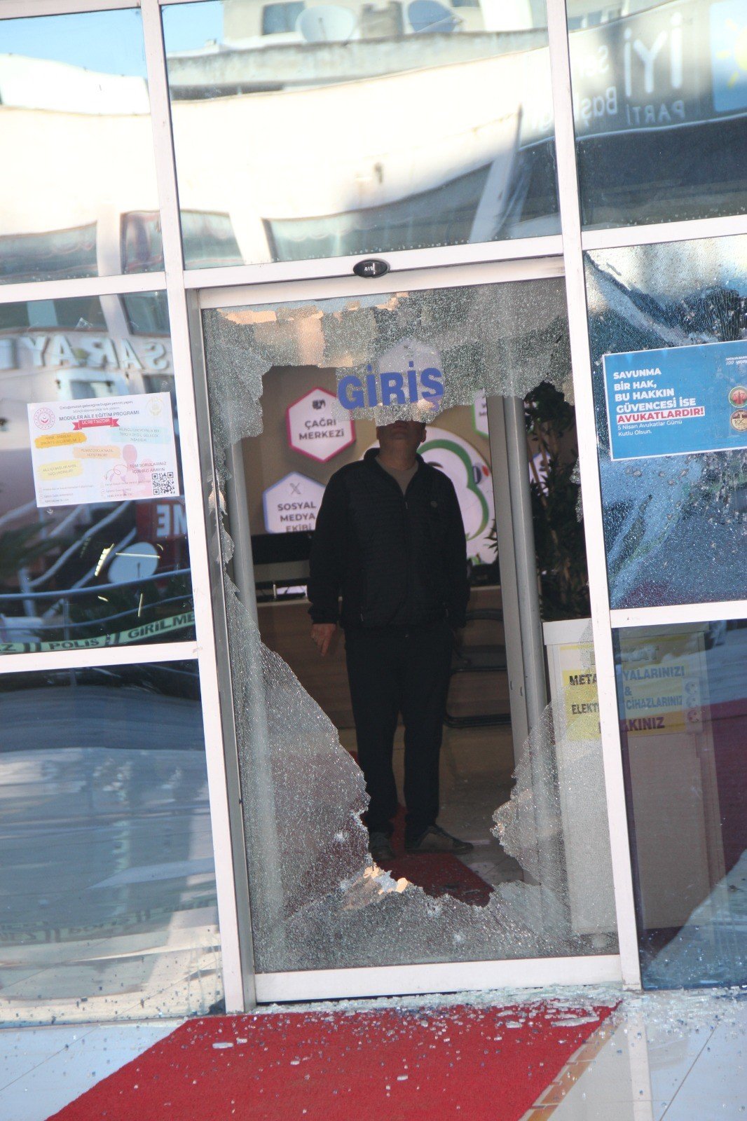 Antalya'da Belediye Binasına Silahlı Saldırı3