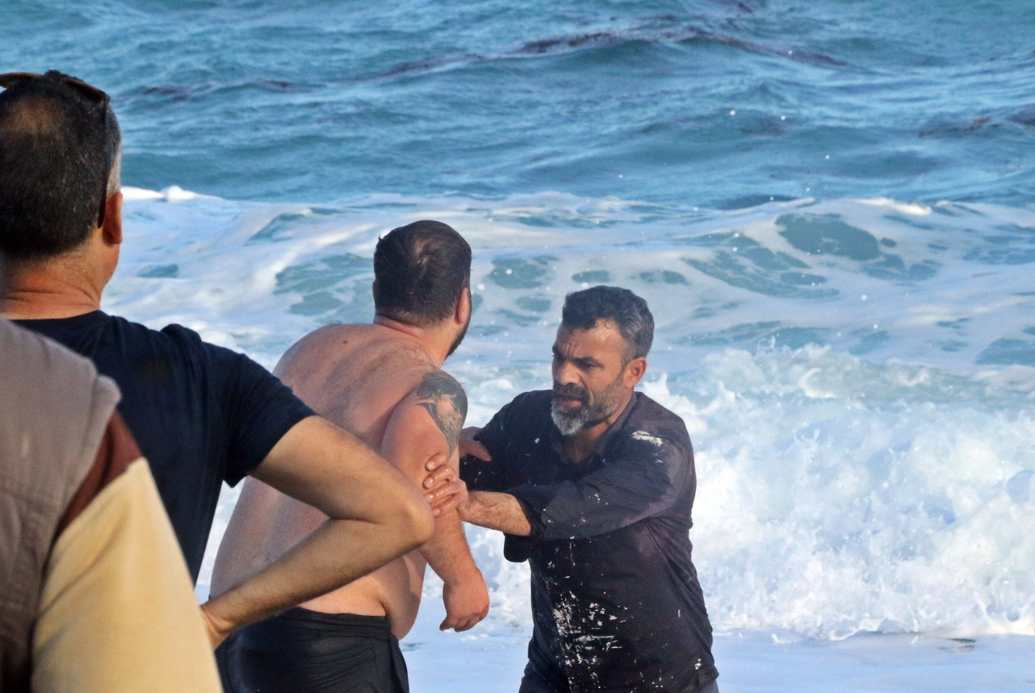 Antalya'da Denizde Boğulan Gencin Cenazesi Gözyaşlarıyla Teslim Alındı5