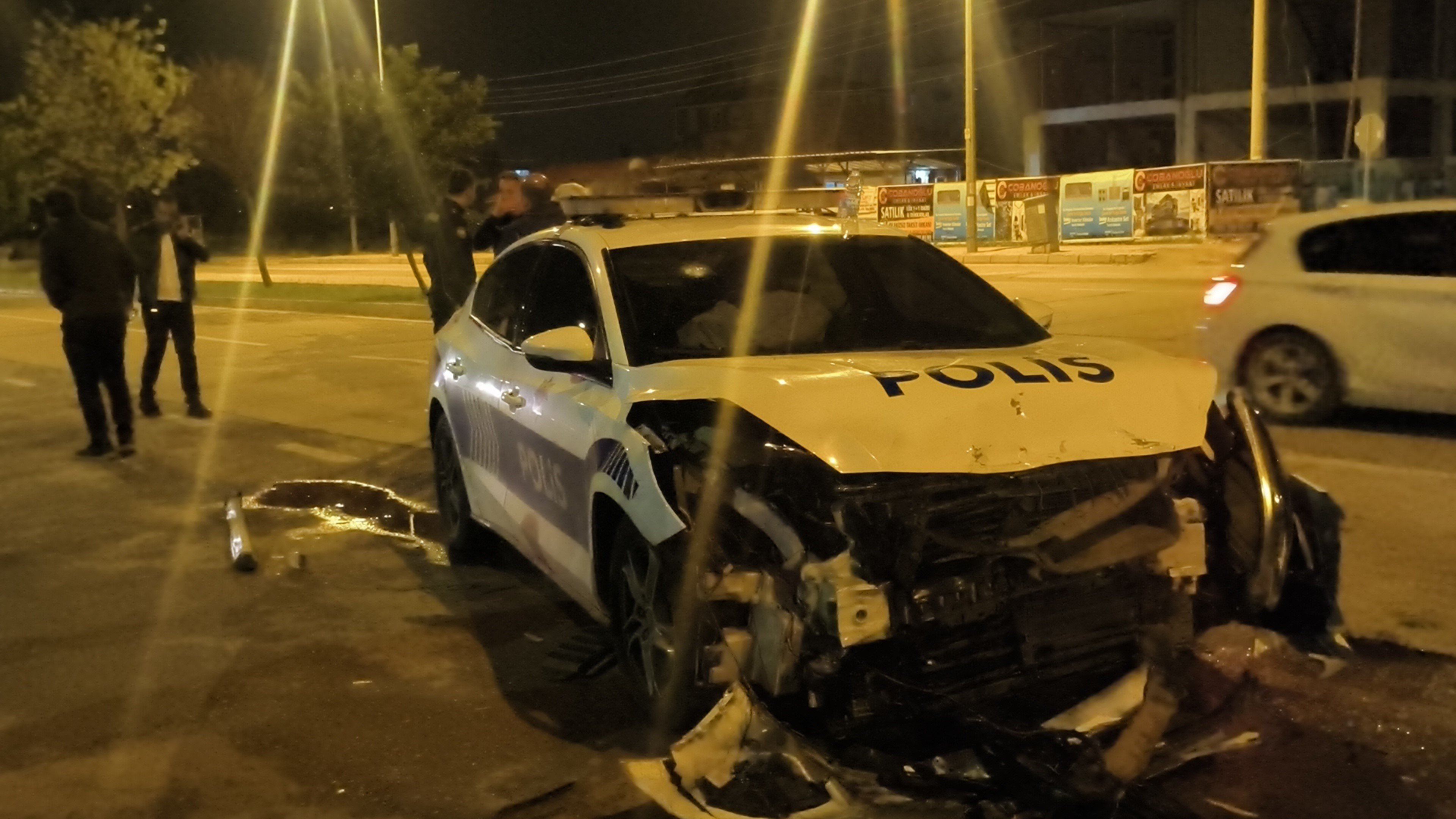 Antalya’da Polis Aracıyla Çarpışan Sürücü Kaçtı2