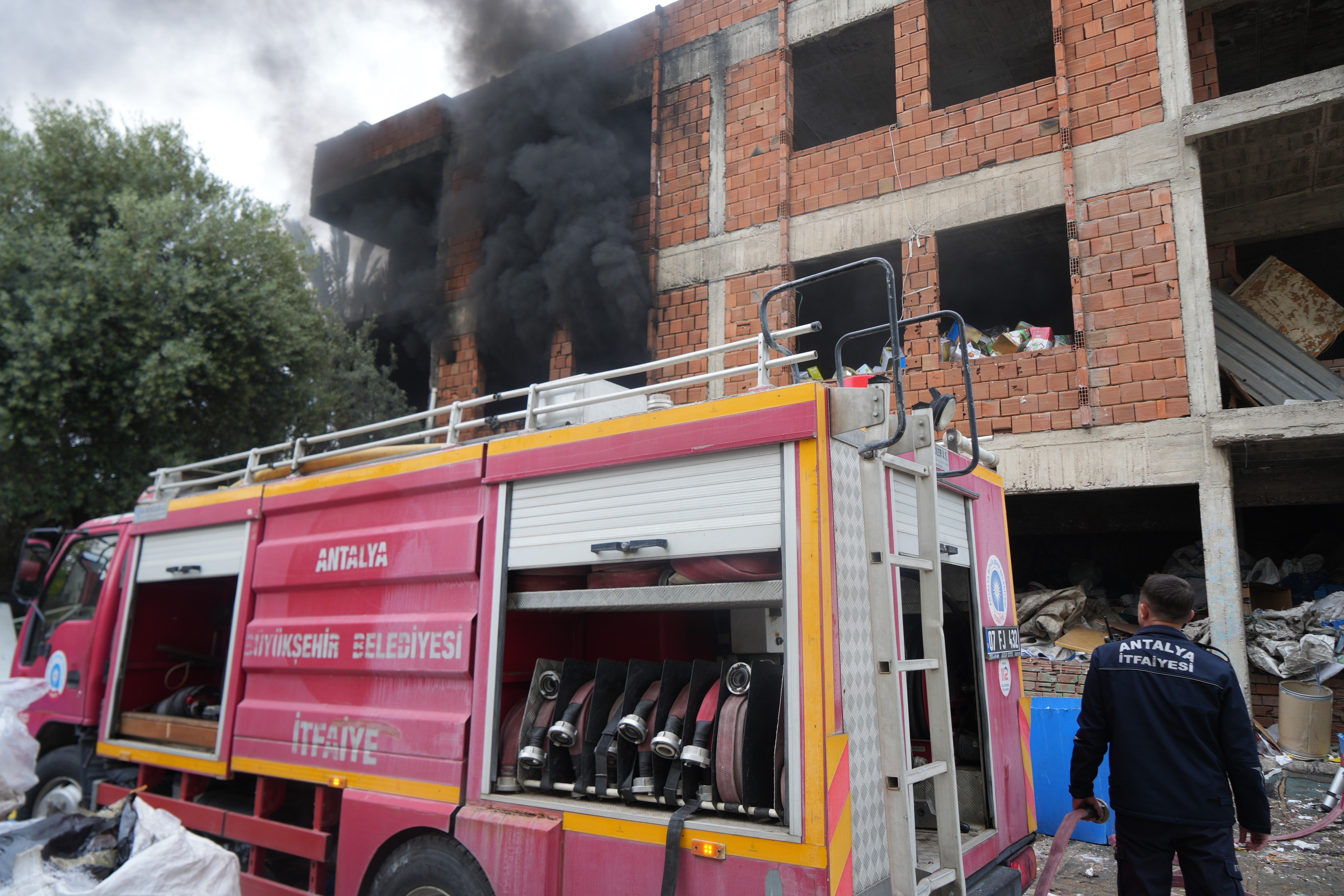 Balbey Mahallesi Metruk Bina Yangin1