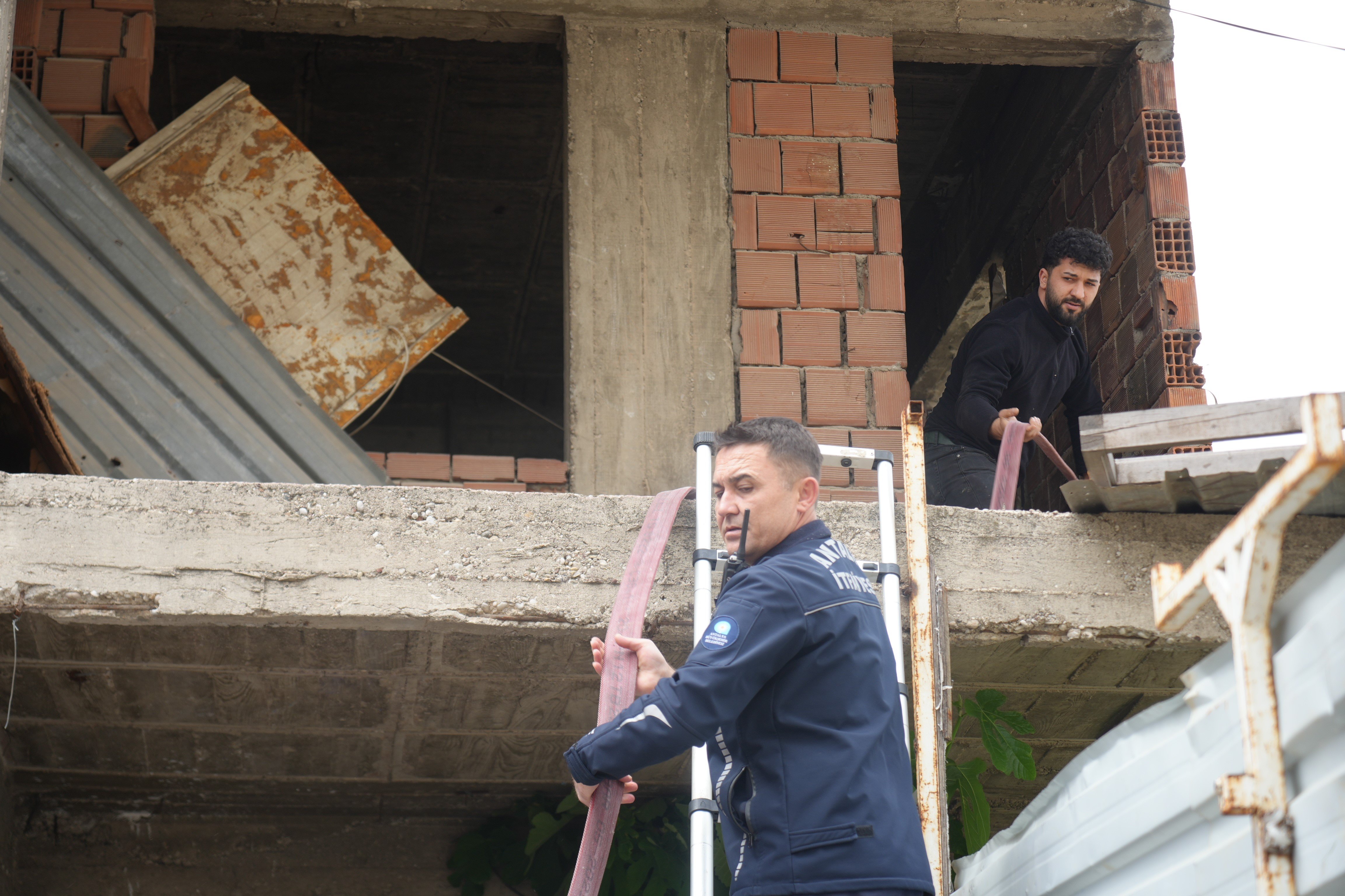 Balbey Mahallesi Metruk Bina Yangin7