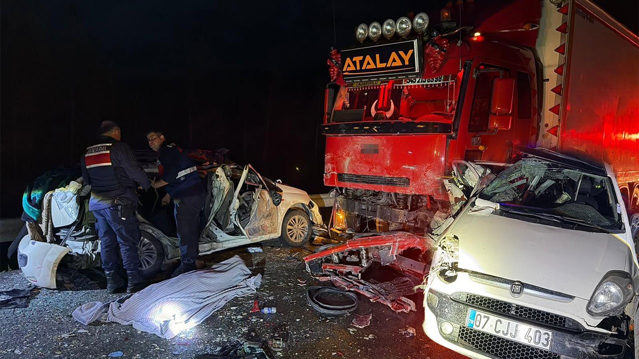 Antalya kara yolunda feci kaza anneyi çocuklarından ayırdı