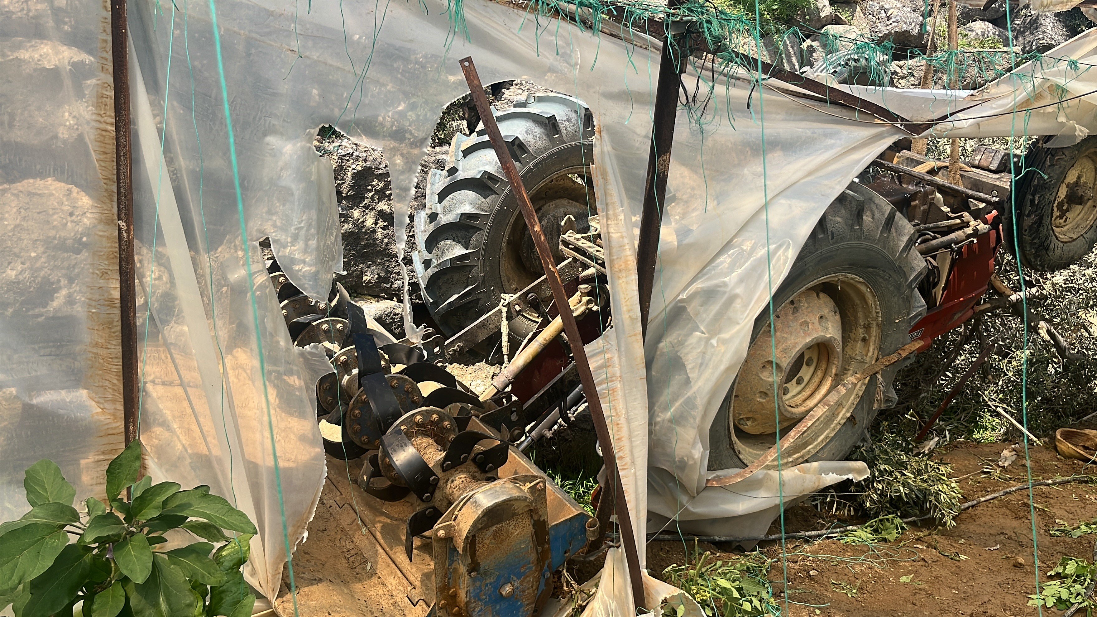 Traktörün Altında Kalan Genç Hayatını Kaybetti1