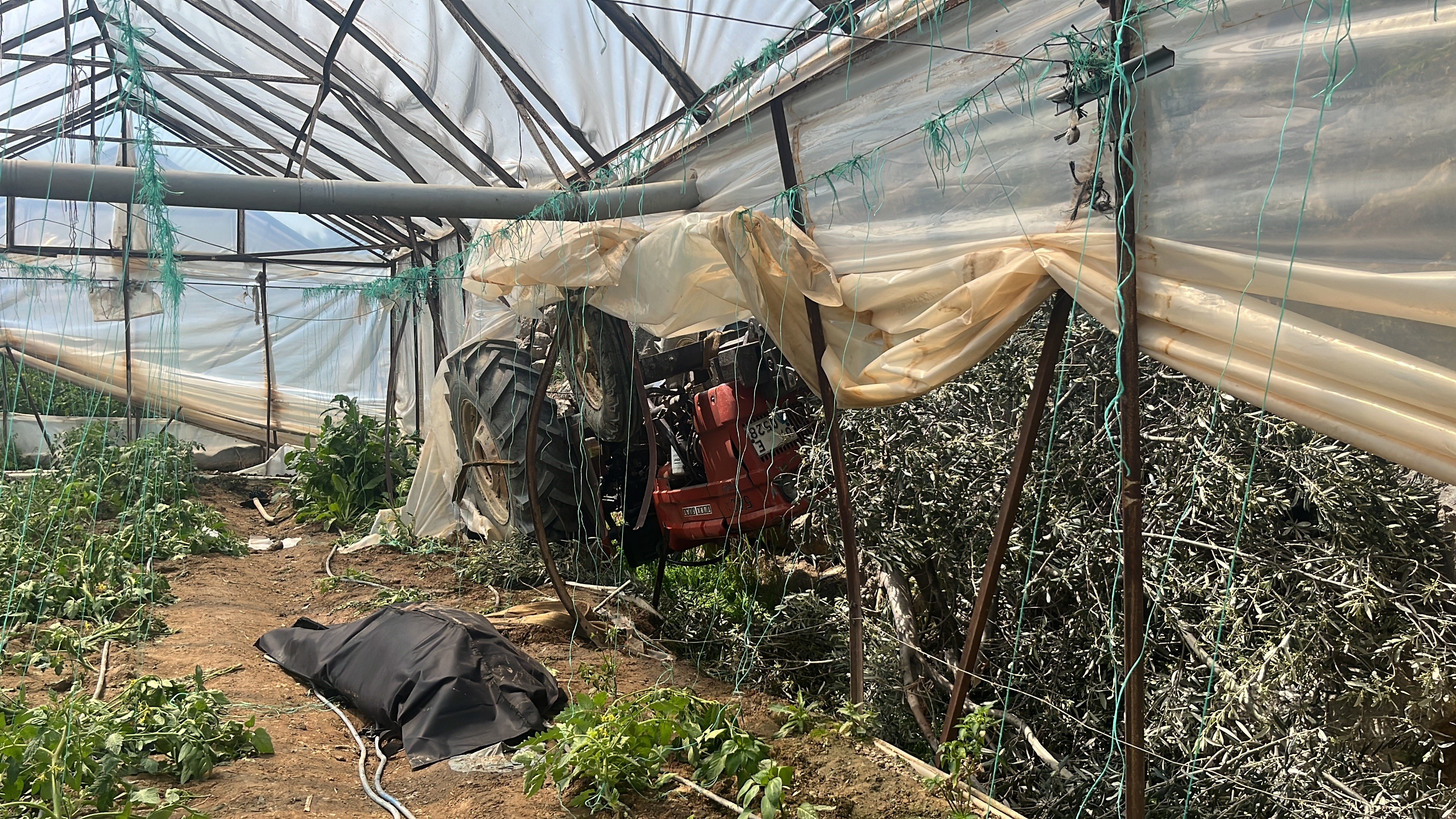 Traktörün Altında Kalan Genç Hayatını Kaybetti4