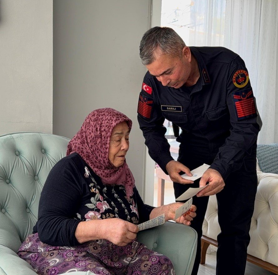 Uzman Çavuş, Şehit Arkadaşının Annesini Ziyaret Etti8