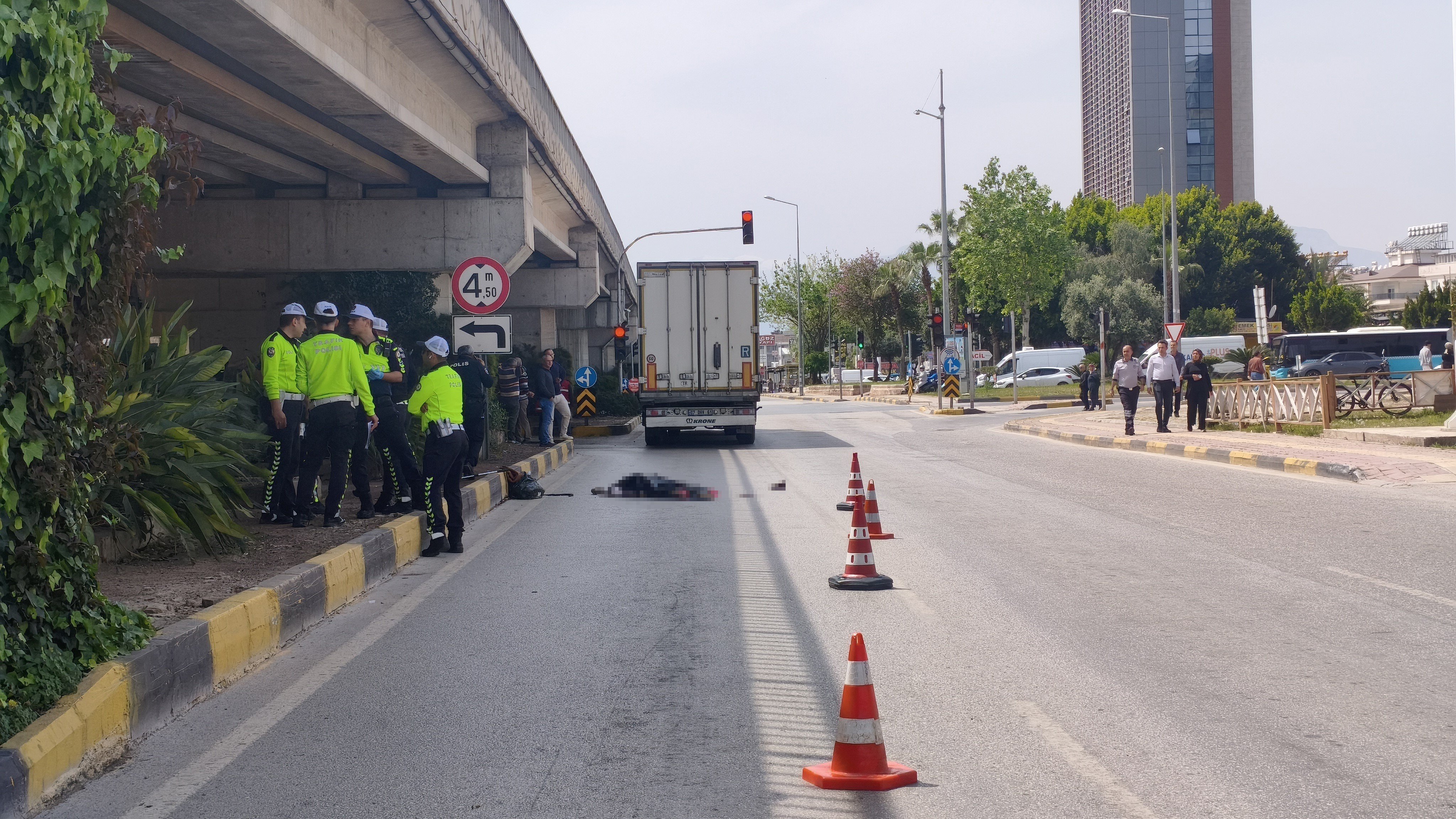 Yasli Kadin Tirin Altinda Kaldi Kepez1