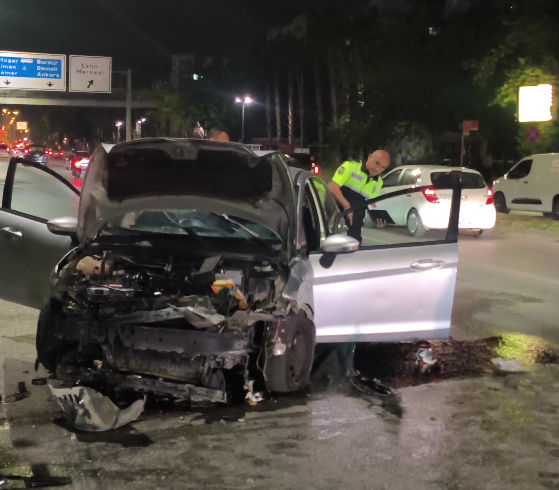 Antalya’da Otomobil Hurdaya Döndü3