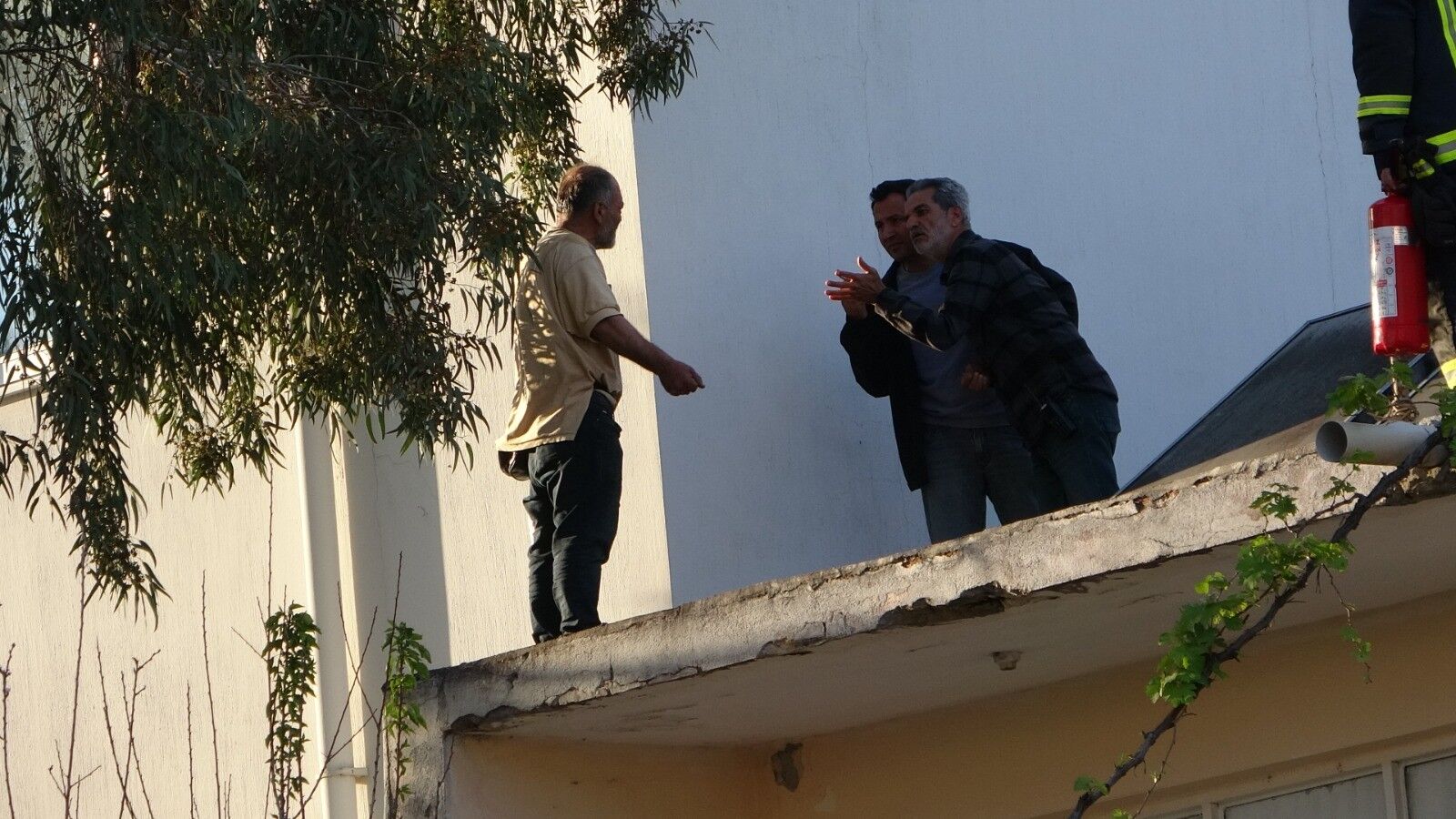 Çatıya Çıkıp Üzerine Benzin Döktü