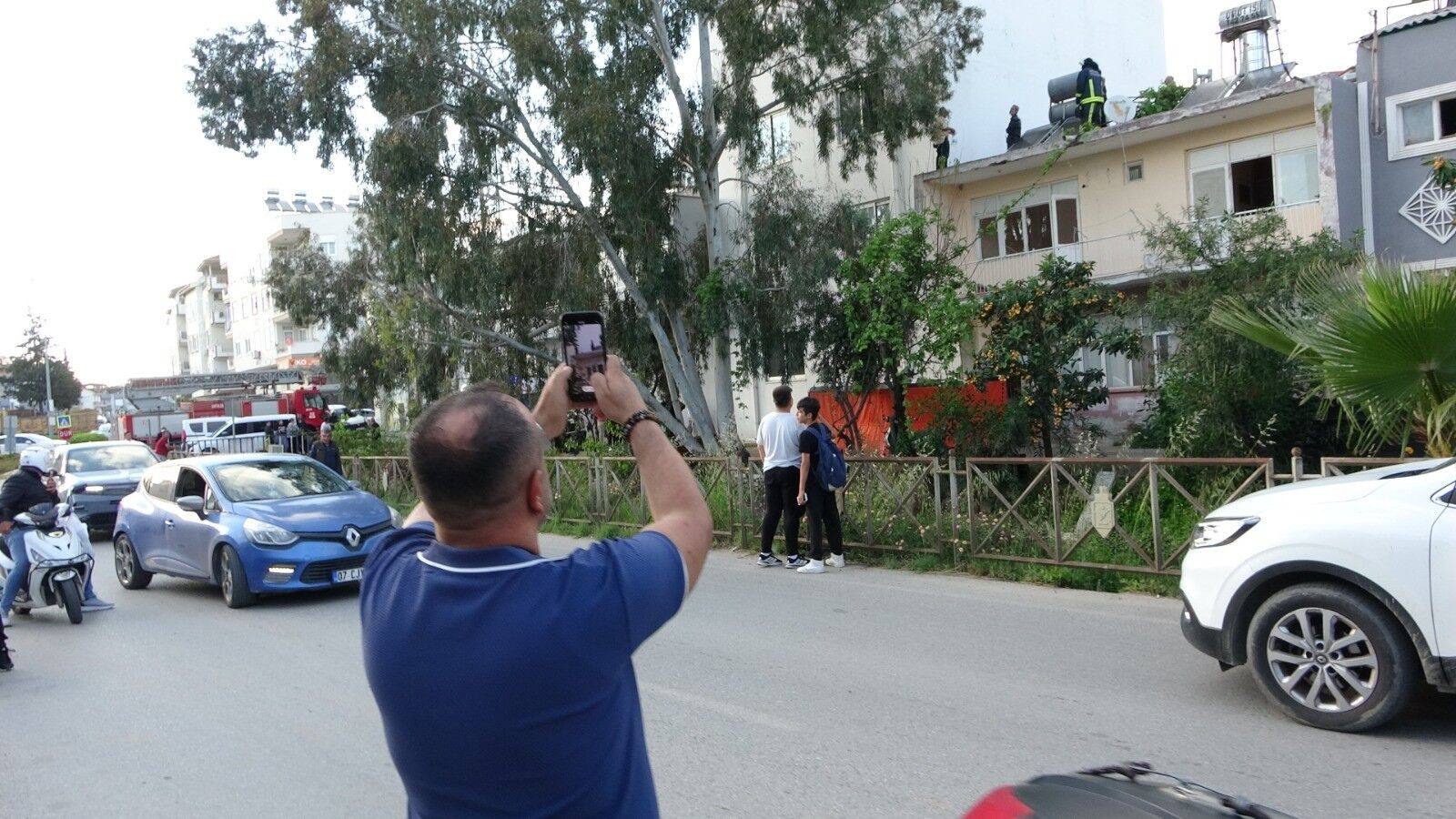 Çatıya Çıkıp Üzerine Benzin Döktü1